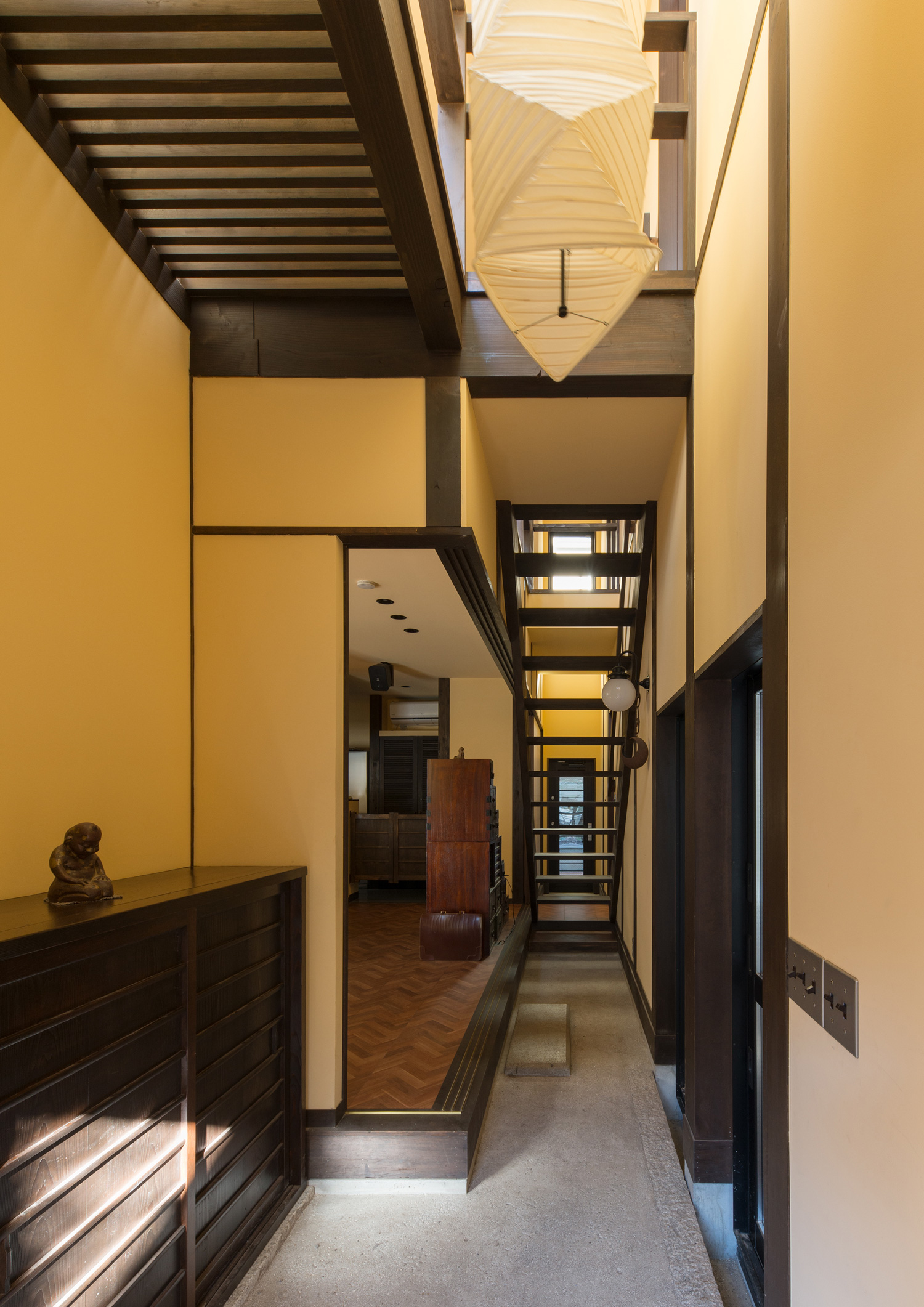 正面にスケルトン階段がある土間の玄関・デザイン住宅 注文住宅・デザイン住宅建築実例_『CASE607 懐(ふところ)』_玄関