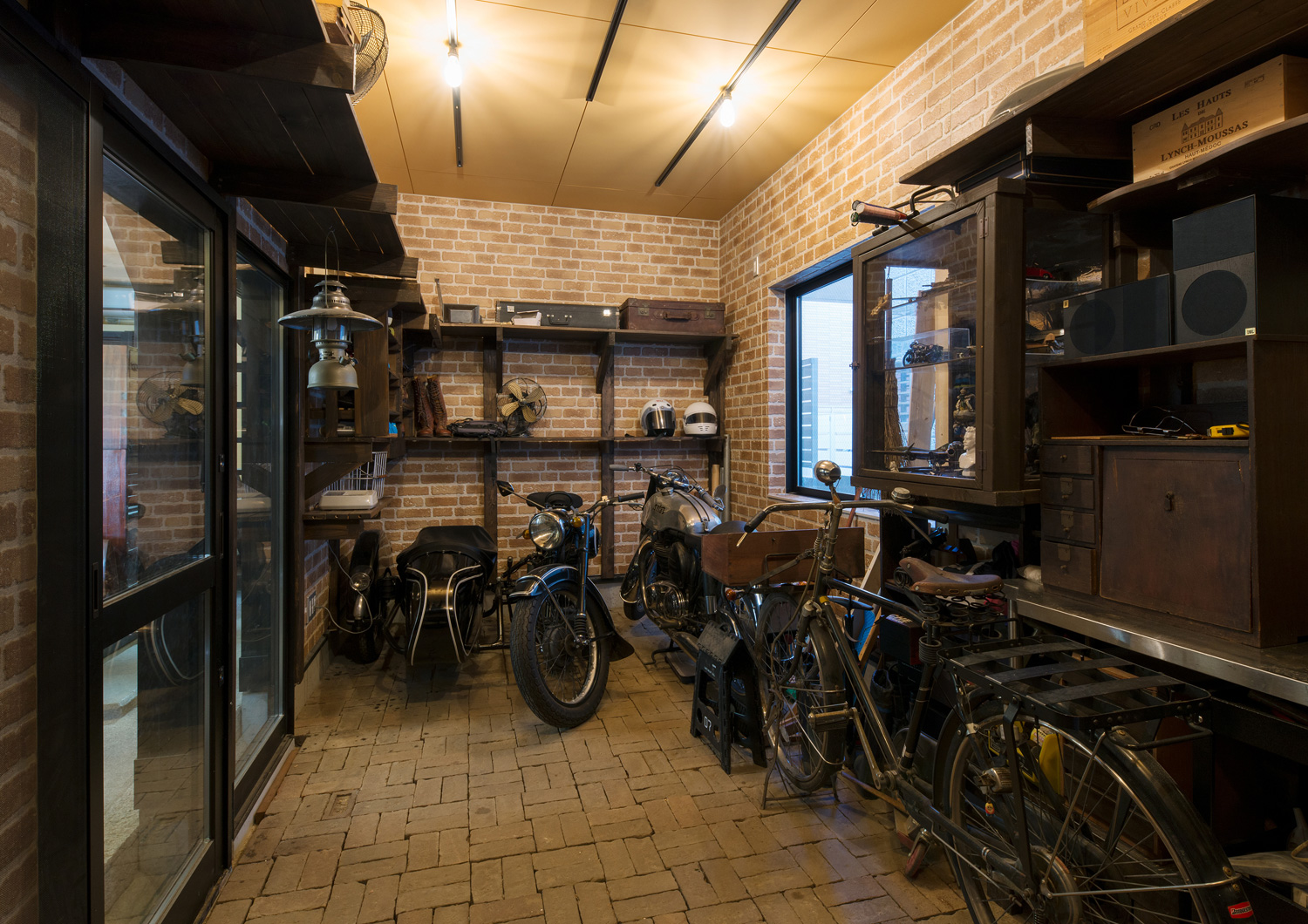 壁面収納や窓を設けた、自転車やバイクが収納されたガレージ・デザイン住宅 注文住宅・デザイン住宅建築実例_『CASE607 懐(ふところ)』_ガレージ