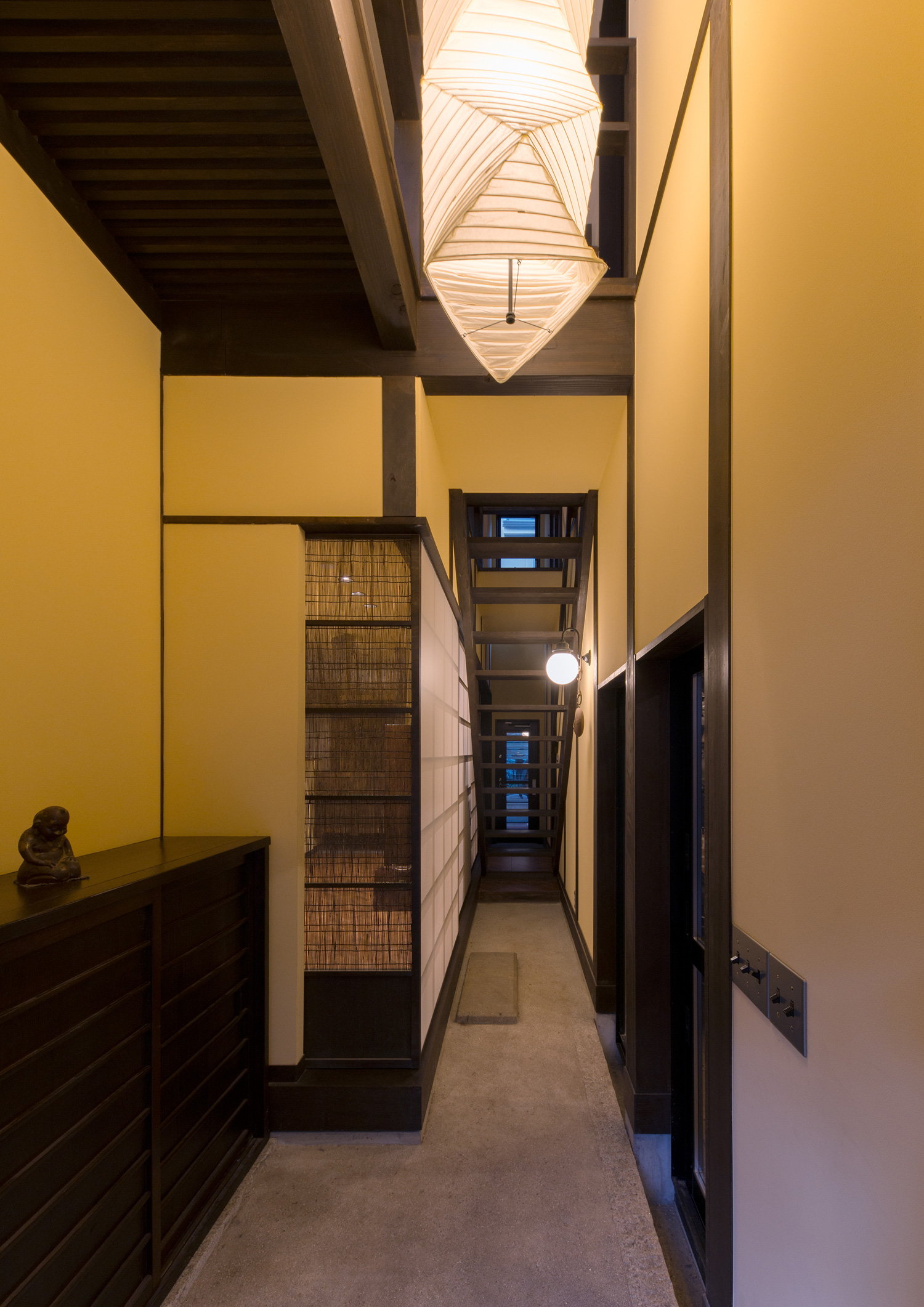 土間の玄関と室内が障子で仕切られている様子・デザイン住宅 注文住宅・デザイン住宅建築実例_『CASE607 懐(ふところ)』_玄関