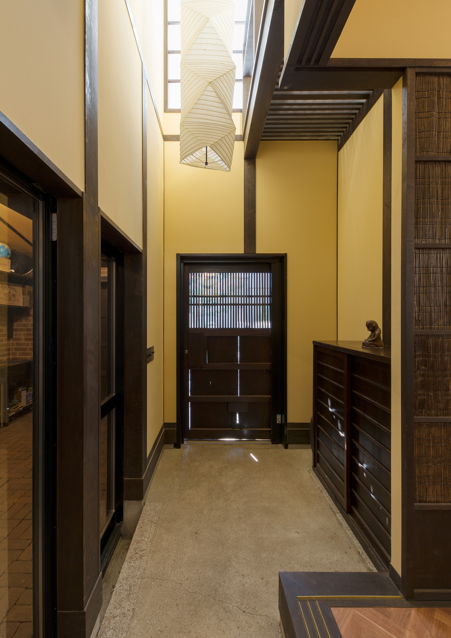 格子付きの引き戸がある吹き抜けの土間玄関・デザイン住宅 注文住宅・デザイン住宅建築実例_『CASE607 懐(ふところ)』_玄関