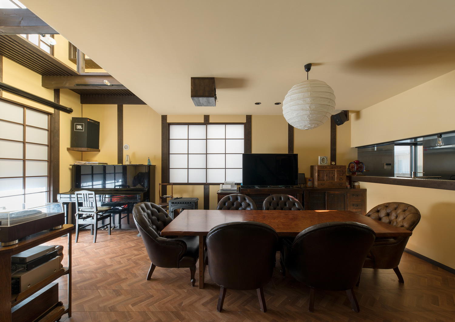 一部分が吹き抜けになったヘリンボーン柄の床のLDK・デザイン住宅 注文住宅・デザイン住宅建築実例_『CASE607 懐(ふところ)』_LDK