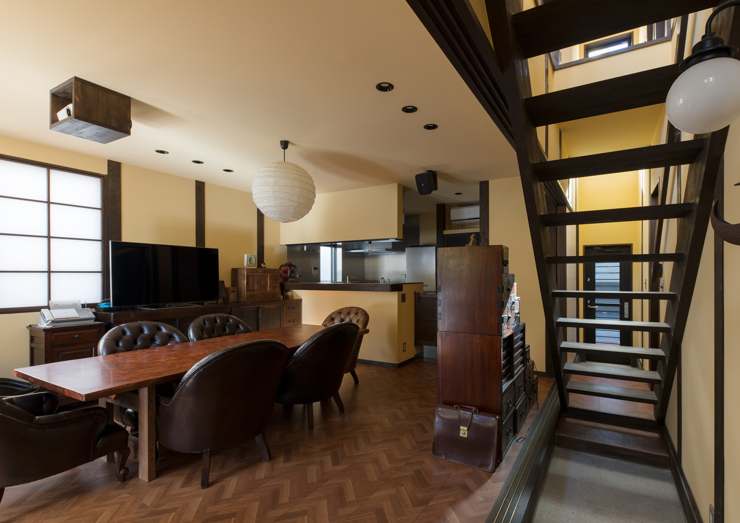 スケルトン階段がかかっている土間空間と繋がるLDK・デザイン住宅 注文住宅・デザイン住宅建築実例_『CASE607 懐(ふところ)』_LDK