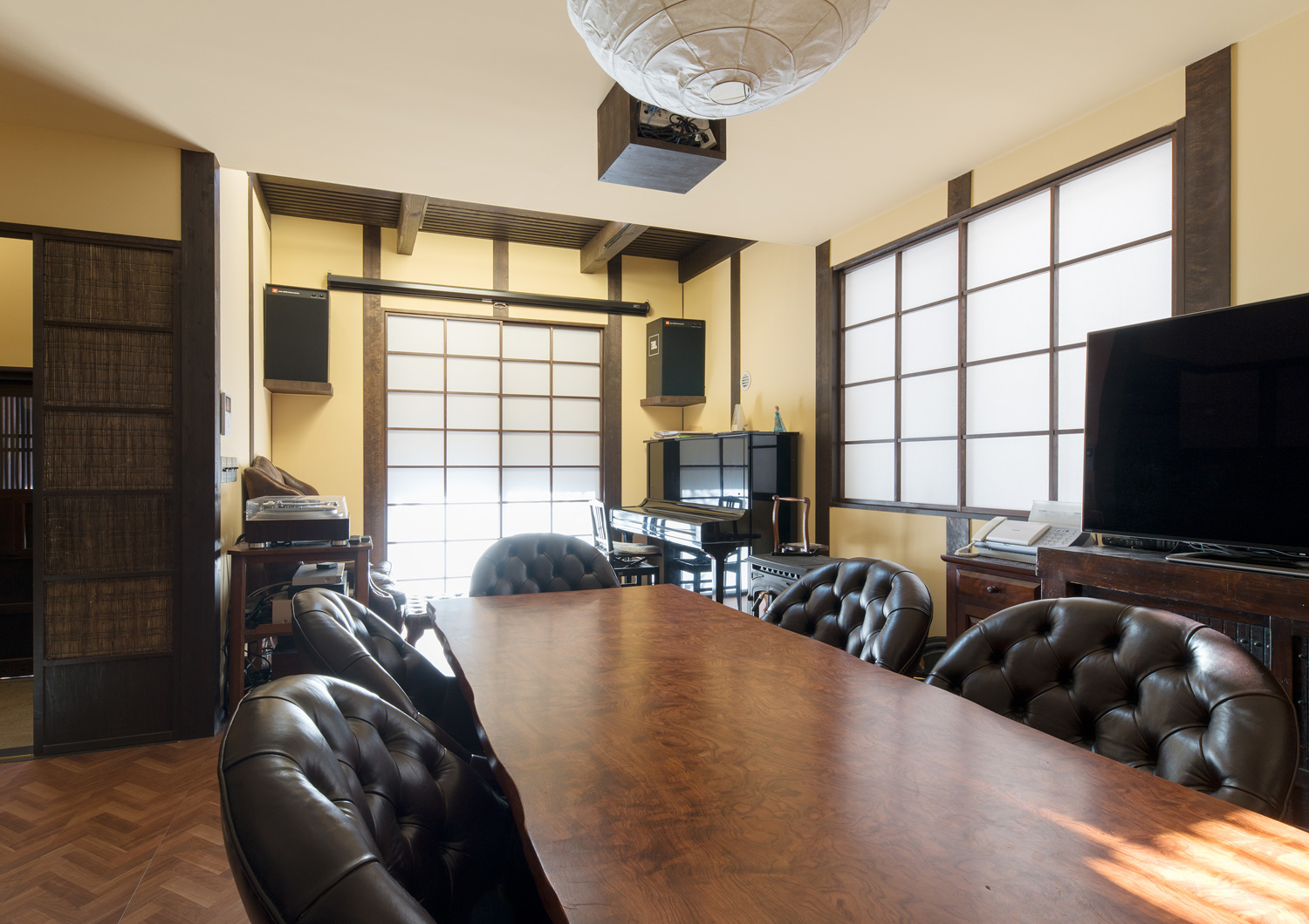 一枚板のダイニングテーブルが置かれたヘリンボーン床のLDK・デザイン住宅 注文住宅・デザイン住宅建築実例_『CASE607 懐(ふところ)』_LDK