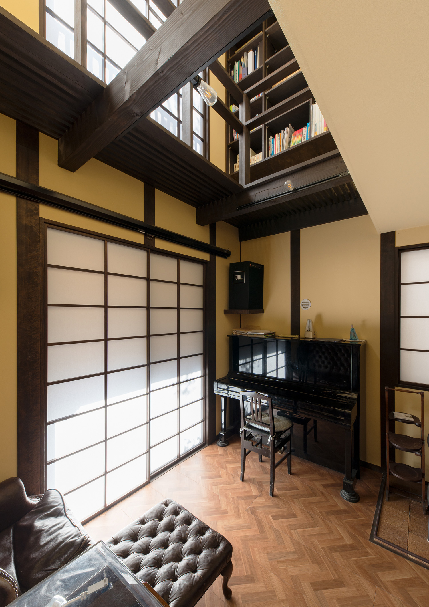 障子で仕切られ、ピアノが置かれた吹き抜けのLDK・デザイン住宅 注文住宅・デザイン住宅建築実例_『CASE607 懐(ふところ)』_LDK