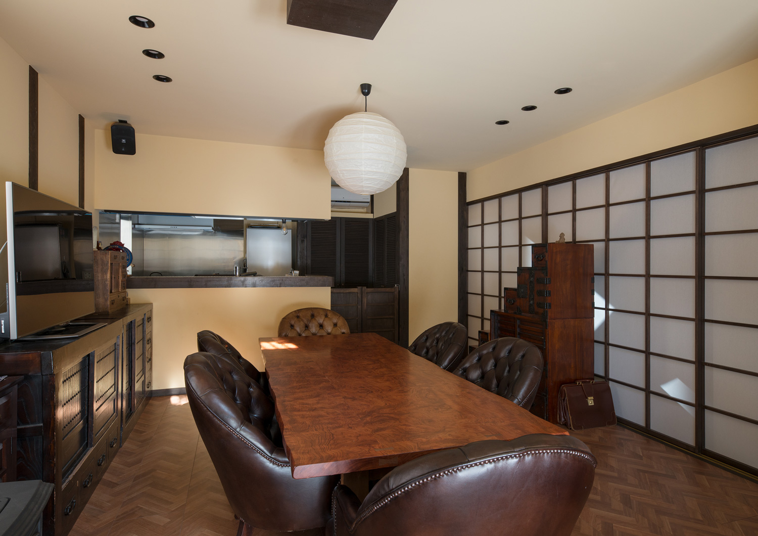 障子で仕切られた、一枚板のダイニングテーブルがあるLDK・デザイン住宅 注文住宅・デザイン住宅建築実例_『CASE607 懐(ふところ)』_LDK