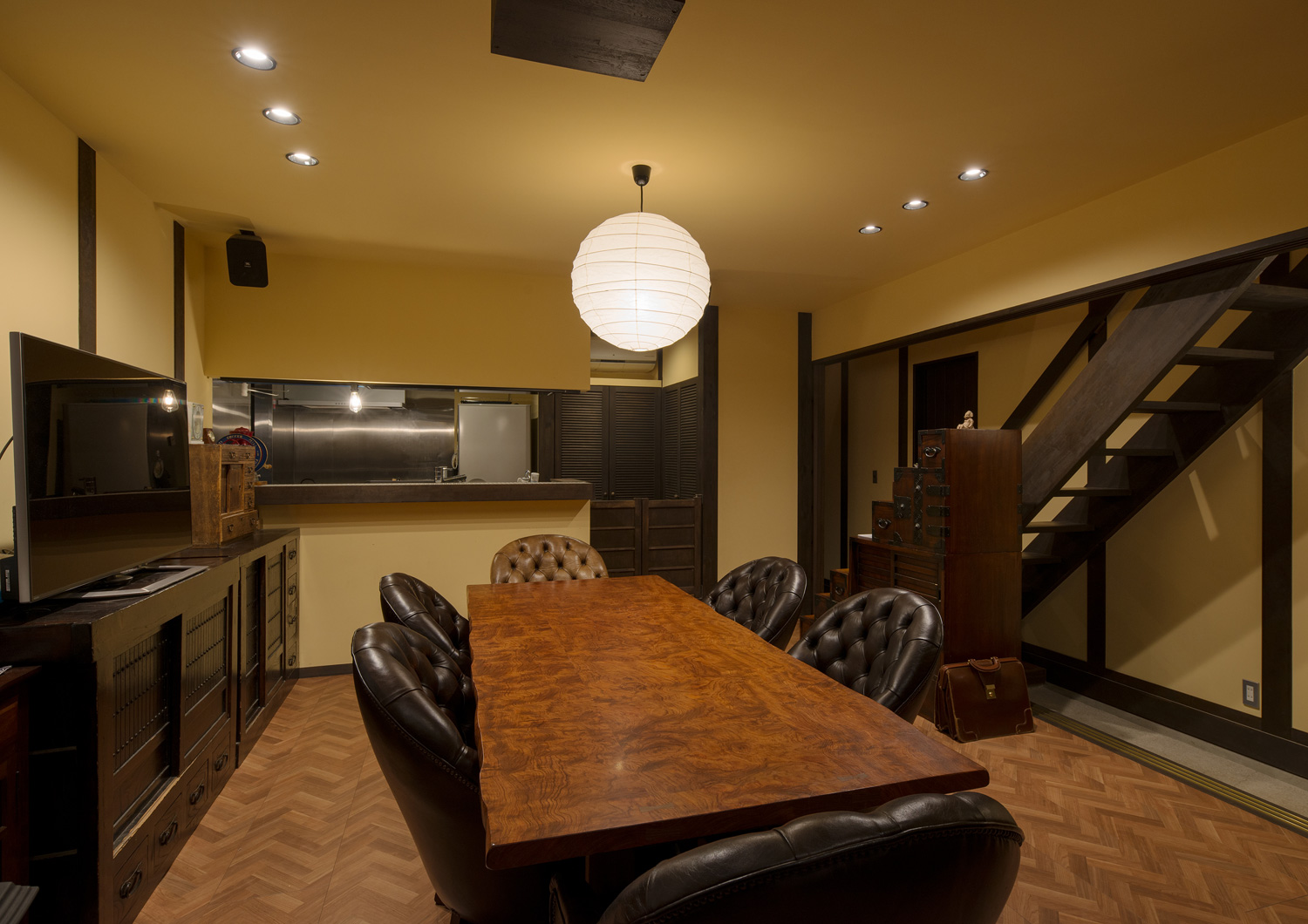 丸いペンダントライトと天井のダウンライトに照らされたLDK・デザイン住宅 注文住宅・デザイン住宅建築実例_『CASE607 懐(ふところ)』_LDK