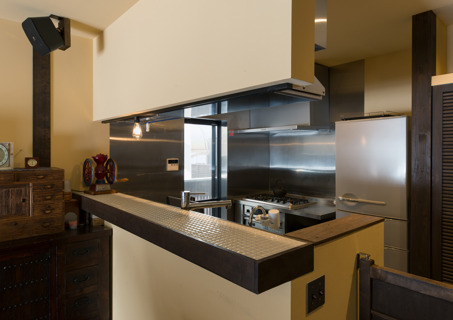 腰壁とカウンターがついたⅡ型キッチン・デザイン住宅 注文住宅・デザイン住宅建築実例_『CASE607 懐(ふところ)』_キッチン