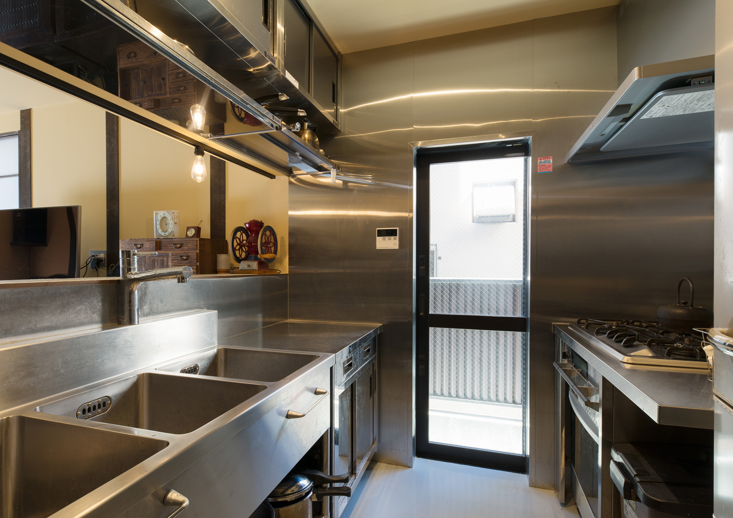 ステンレスのⅡ型キッチンのそばに勝手口がある様子・デザイン住宅 注文住宅・デザイン住宅建築実例_『CASE607 懐(ふところ)』_キッチン