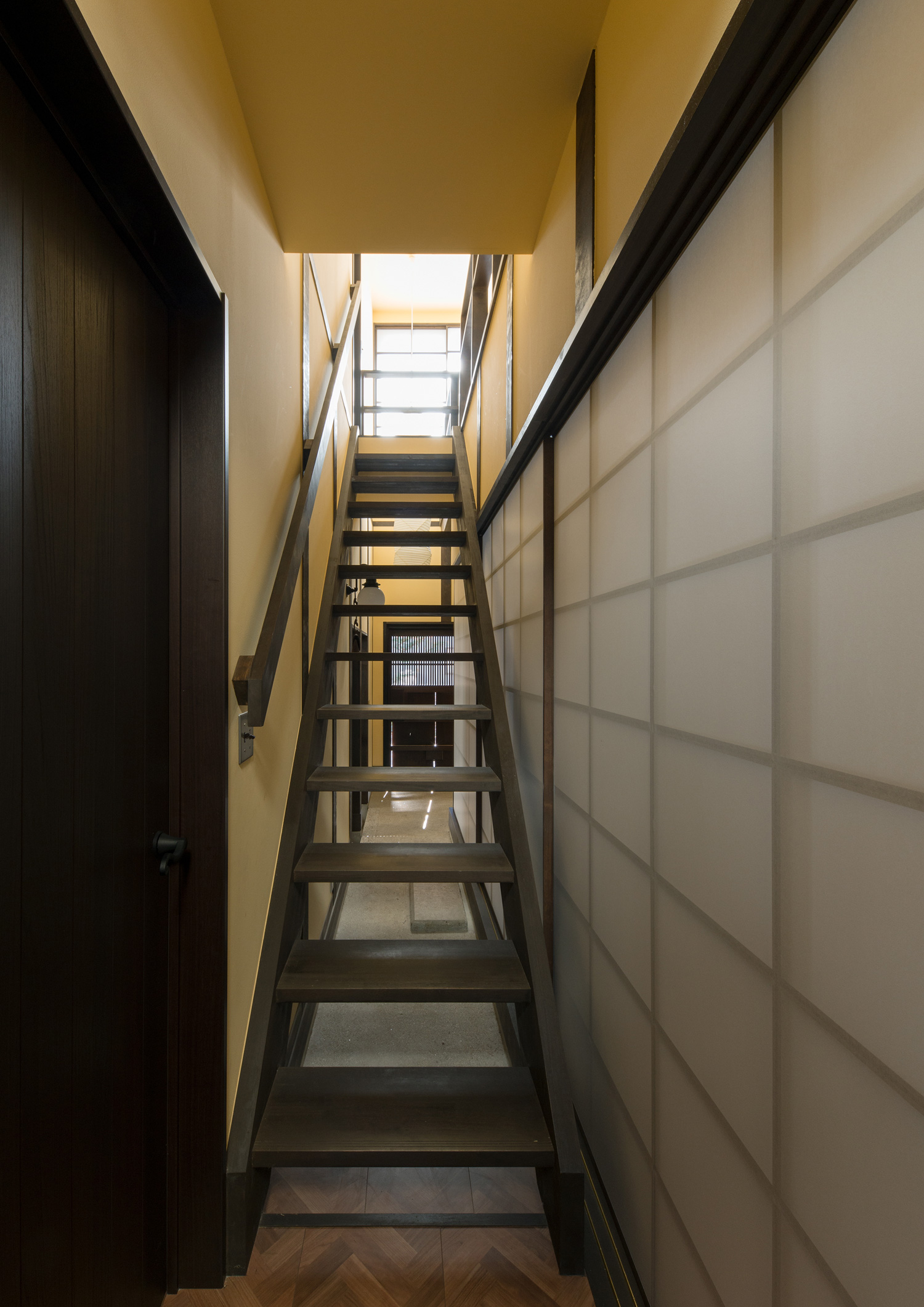 正面に土間の玄関が見える木製のスケルトン階段・デザイン住宅 注文住宅・デザイン住宅建築実例_『CASE607 懐(ふところ)』_階段