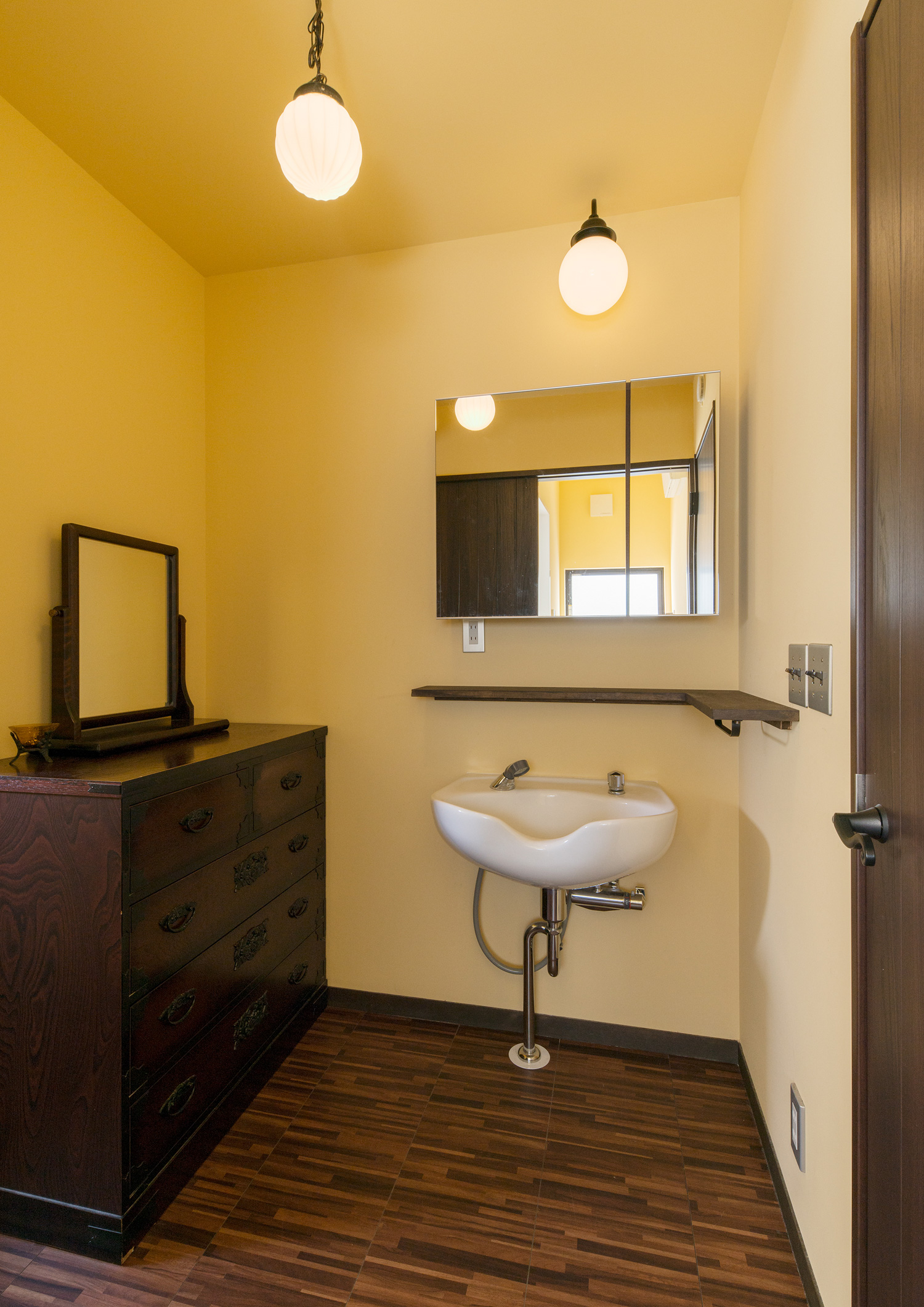 ペンダントライトが吊り下げられた洗面所・デザイン住宅 注文住宅・デザイン住宅建築実例_『CASE607 懐(ふところ)』_浴室・洗面所