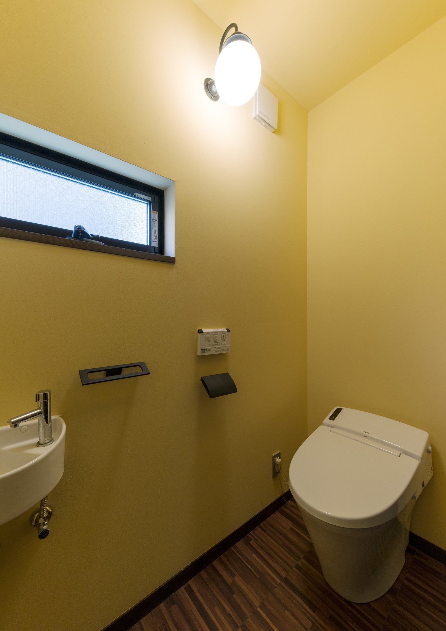 スリット窓と手洗いカウンターがある、ペンダントライト付きのトイレ・デザイン住宅 注文住宅・デザイン住宅建築実例_『CASE607 懐(ふところ)』_トイレ
