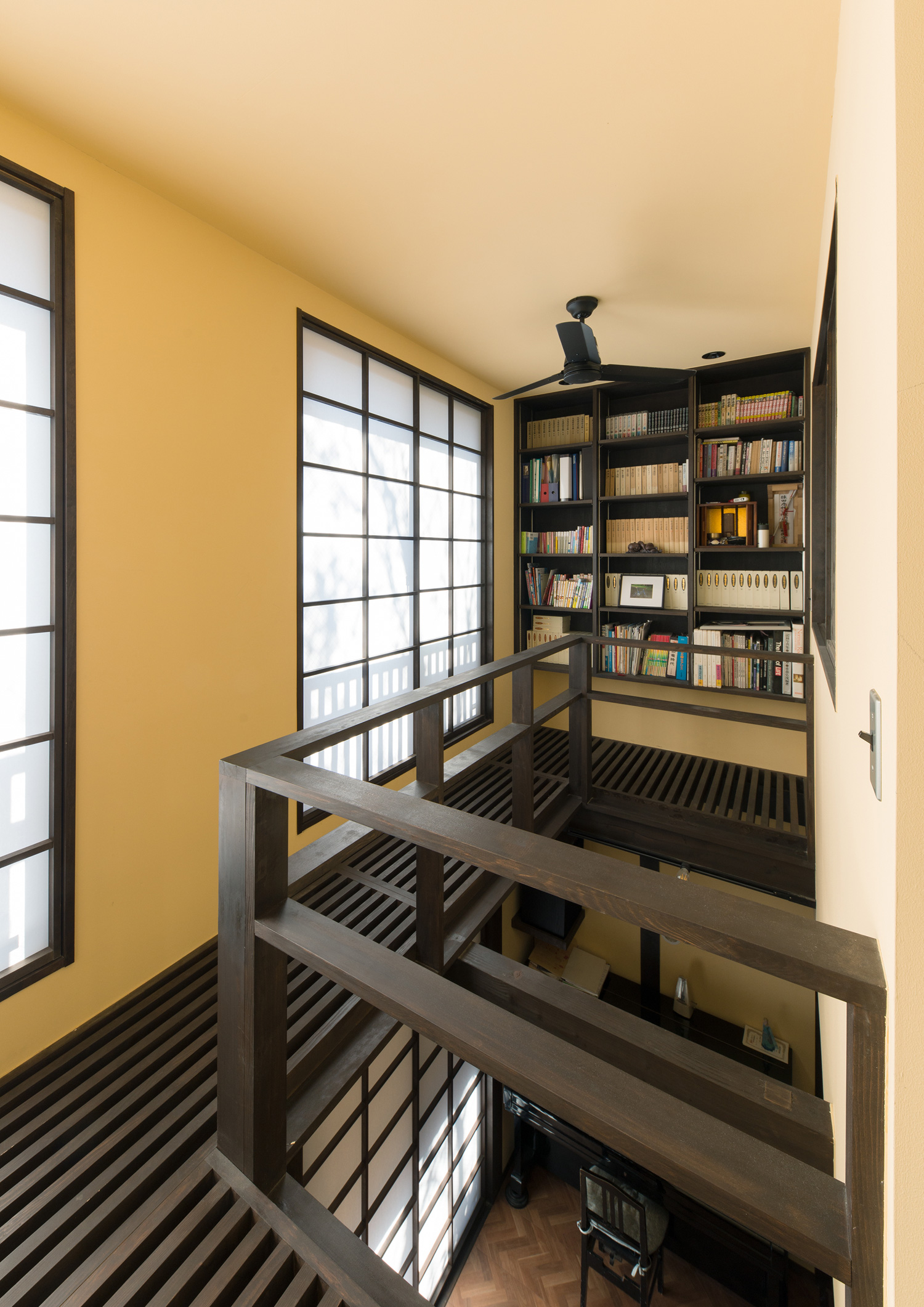 壁付けの本棚がある、吹き抜けを囲む廊下・デザイン住宅 注文住宅・デザイン住宅建築実例_『CASE607 懐(ふところ)』_廊下