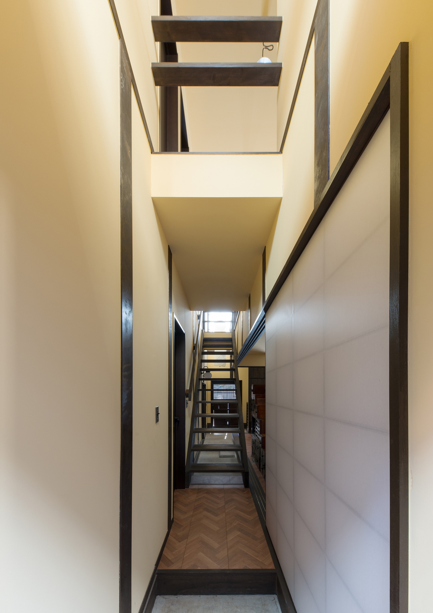 吹き抜けになった、スケルトン階段のあるヘリンボーン柄の廊下・デザイン住宅 注文住宅・デザイン住宅建築実例_『CASE607 懐(ふところ)』_廊下
