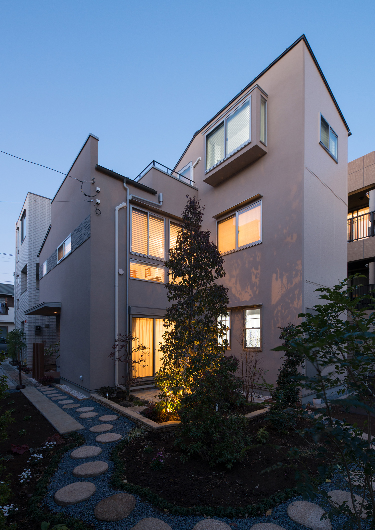 シンボルツリーを囲むように窓を取り付けた家・デザイン住宅 注文住宅・デザイン住宅建築実例_『CASE608 和みの住処』_外観