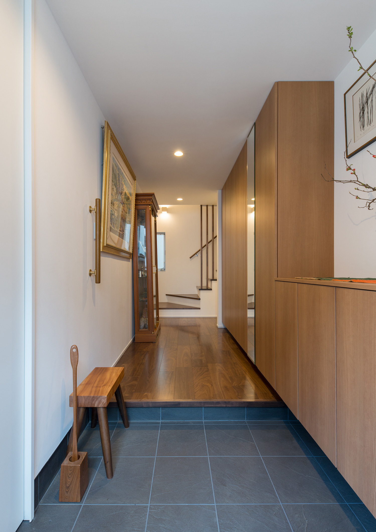 木のシューズボックスや木のベンチがあるタイル張りの玄関・デザイン住宅 注文住宅・デザイン住宅建築実例_『CASE608 和みの住処』_玄関