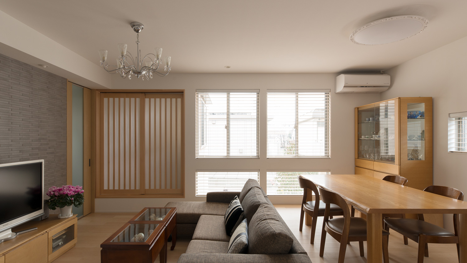 ブラインドを取り付けた窓と、格子の引き戸があるLDK・デザイン住宅 注文住宅・デザイン住宅建築実例_『CASE608 和みの住処』_LDK