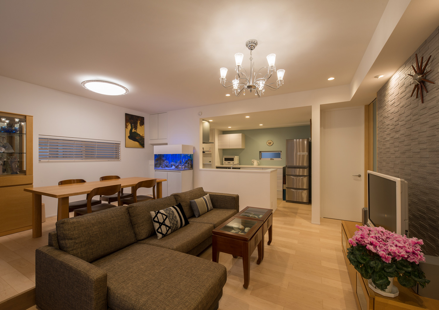 シーリングライトとシャンデリアを取り付けたL字ソファーのあるLDK・デザイン住宅 注文住宅・デザイン住宅建築実例_『CASE608 和みの住処』_LDK