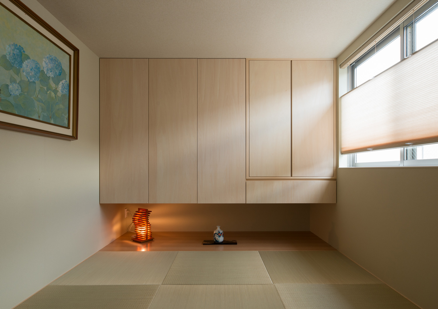 木の浮いた収納がある、窓付きの琉球畳の和室・デザイン住宅 注文住宅・デザイン住宅建築実例_『CASE608 和みの住処』_和室