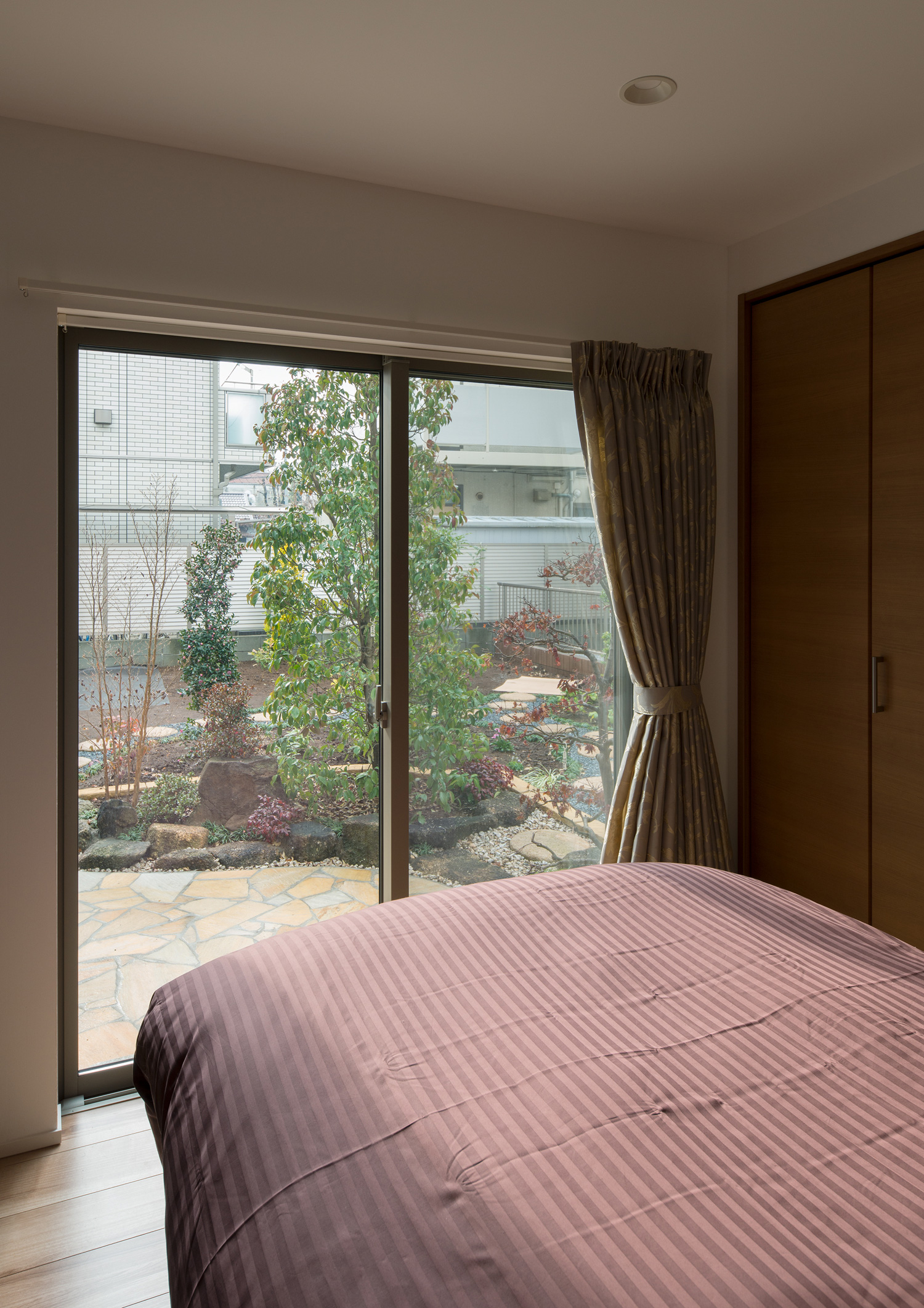 窓から庭のシンボルツリーが見える寝室・デザイン住宅 注文住宅・デザイン住宅建築実例_『CASE608 和みの住処』_寝室