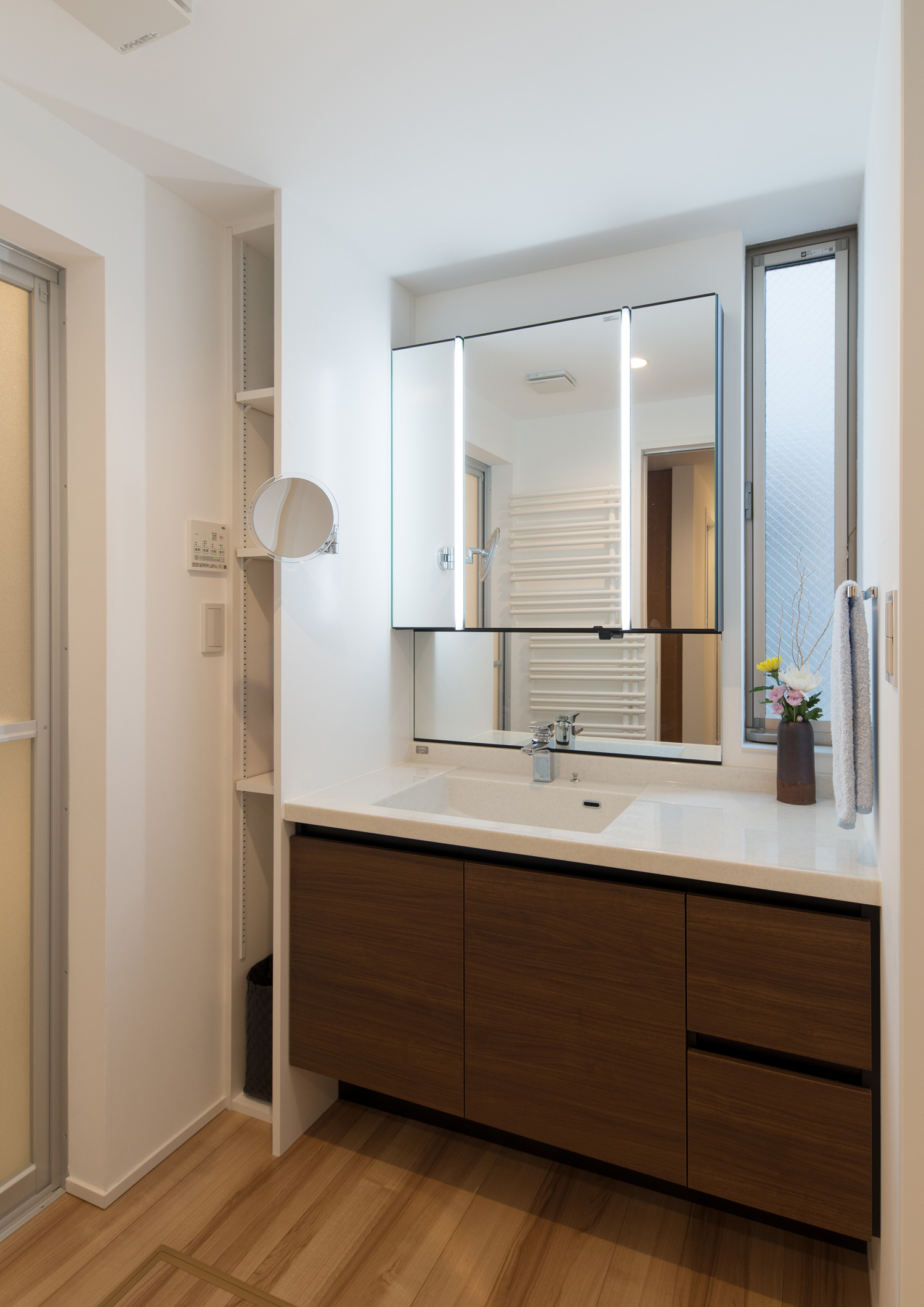 洗面台と壁の間に可動棚を設けた、縦長のスリット窓がある洗面所・デザイン住宅 注文住宅・デザイン住宅建築実例_『CASE608 和みの住処』_浴室・洗面所