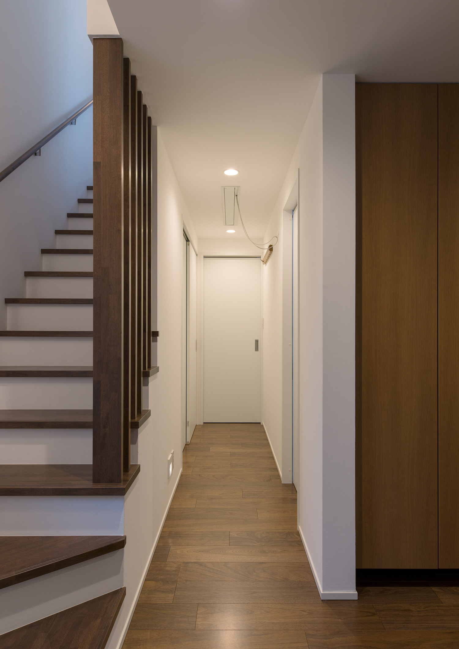 木の踏み板の箱型階段があるフローリングの廊下・デザイン住宅 注文住宅・デザイン住宅建築実例_『CASE608 和みの住処』_廊下