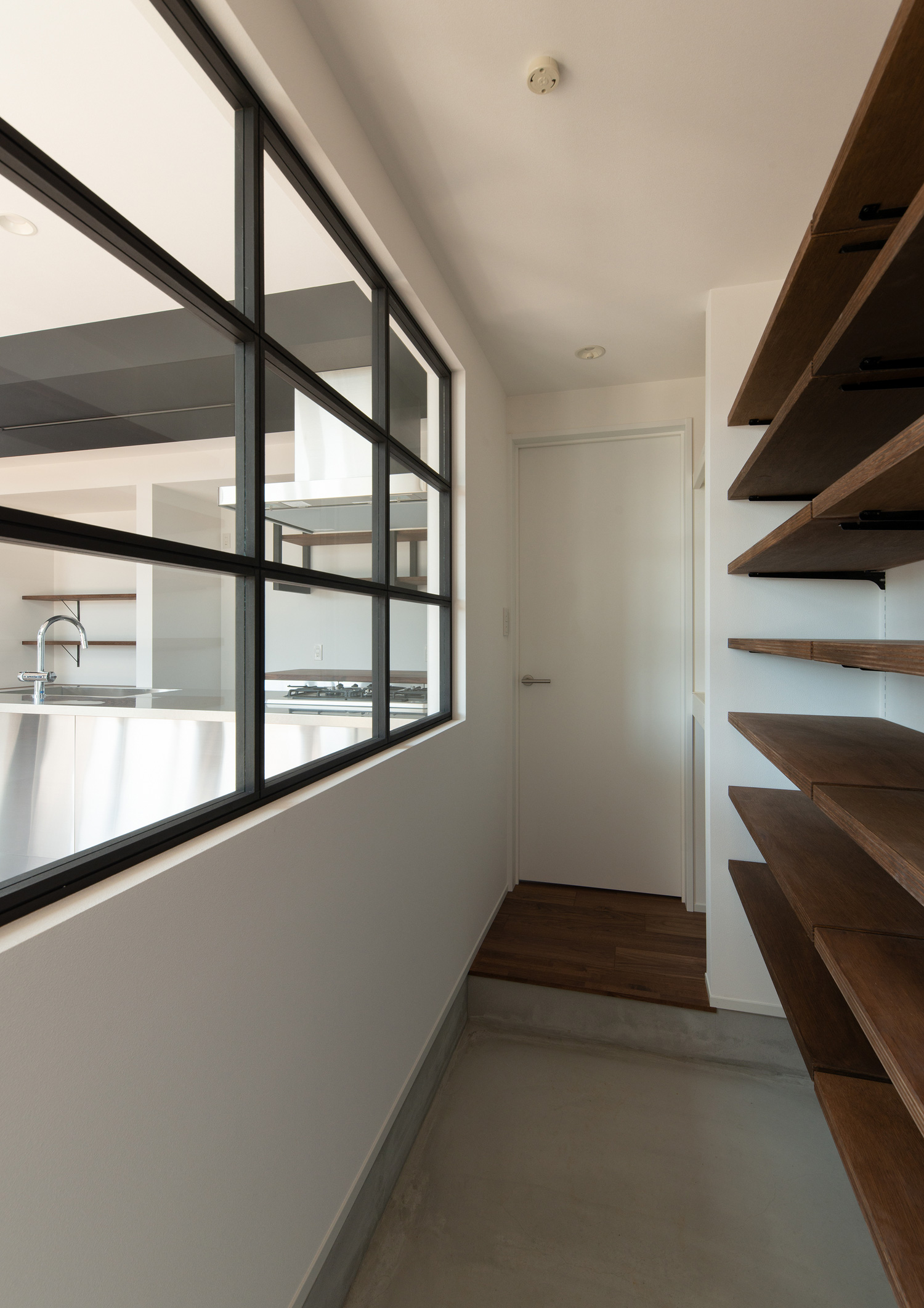 ガラスの室内窓がある回遊式のシューズインクローゼット・デザイン住宅 注文住宅・デザイン住宅建築実例_『CASE609 パーゴラの家』_玄関