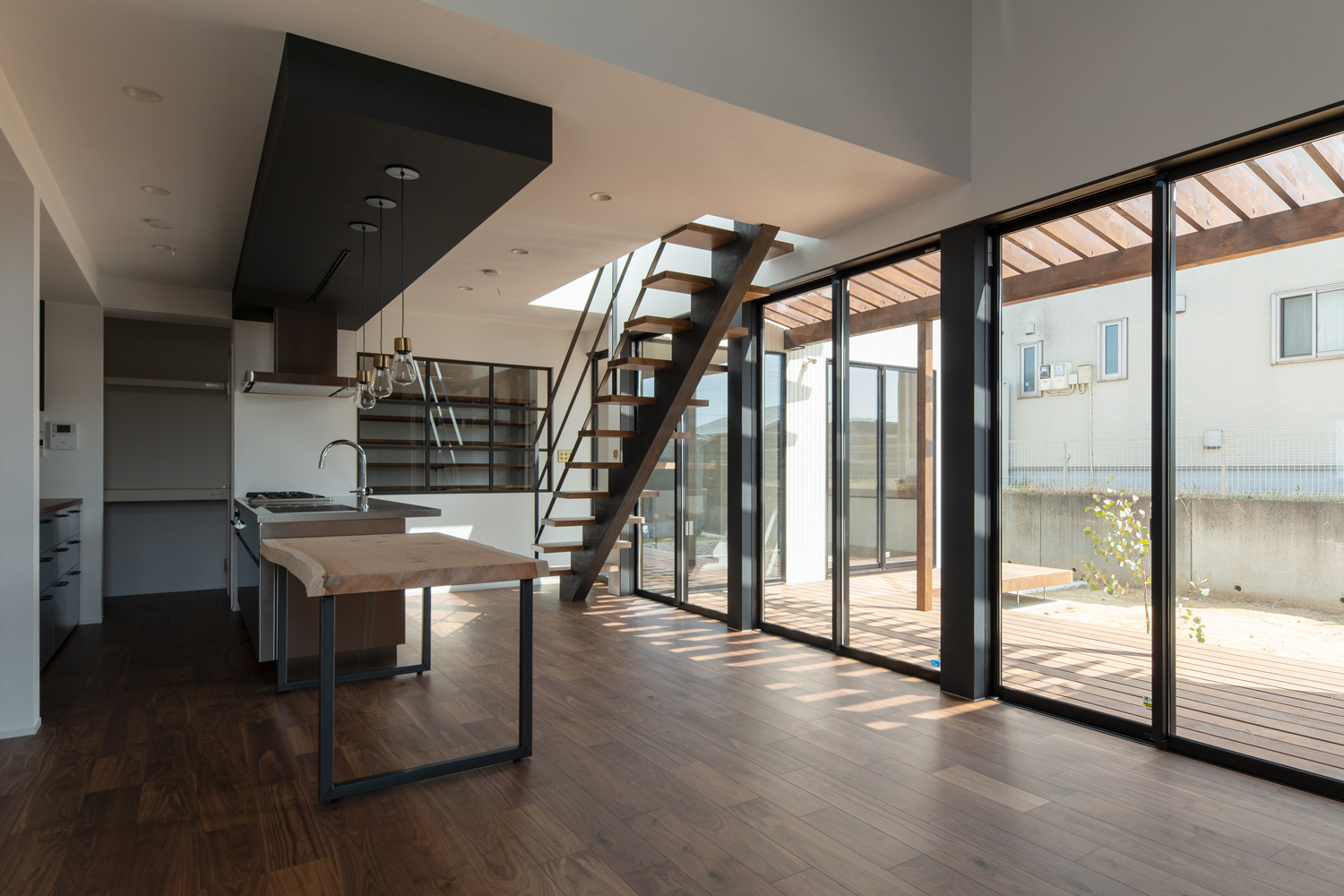ウッドデッキに面した大開口窓があるリビングイン階段のあるLDK・デザイン住宅 注文住宅・デザイン住宅建築実例_『CASE609 パーゴラの家』_LDK