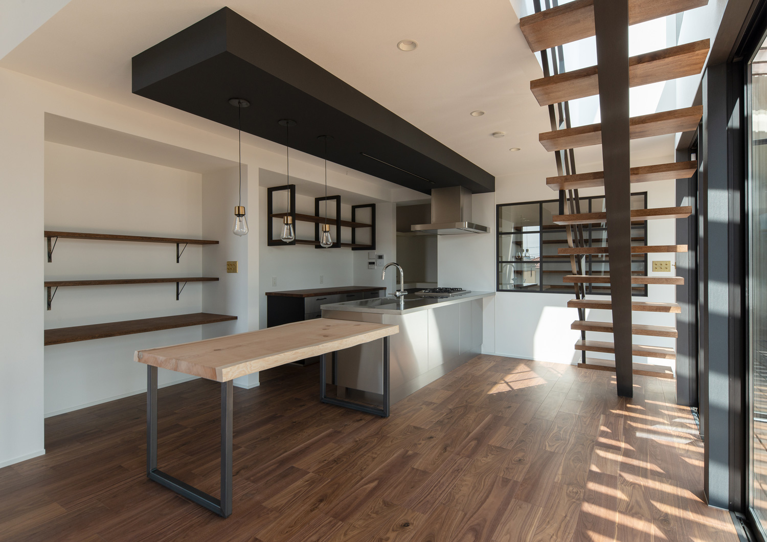 キッチン部分が黒い下がり天井となったリビングイン階段のあるLDK・デザイン住宅 注文住宅・デザイン住宅建築実例_『CASE609 パーゴラの家』_LDK