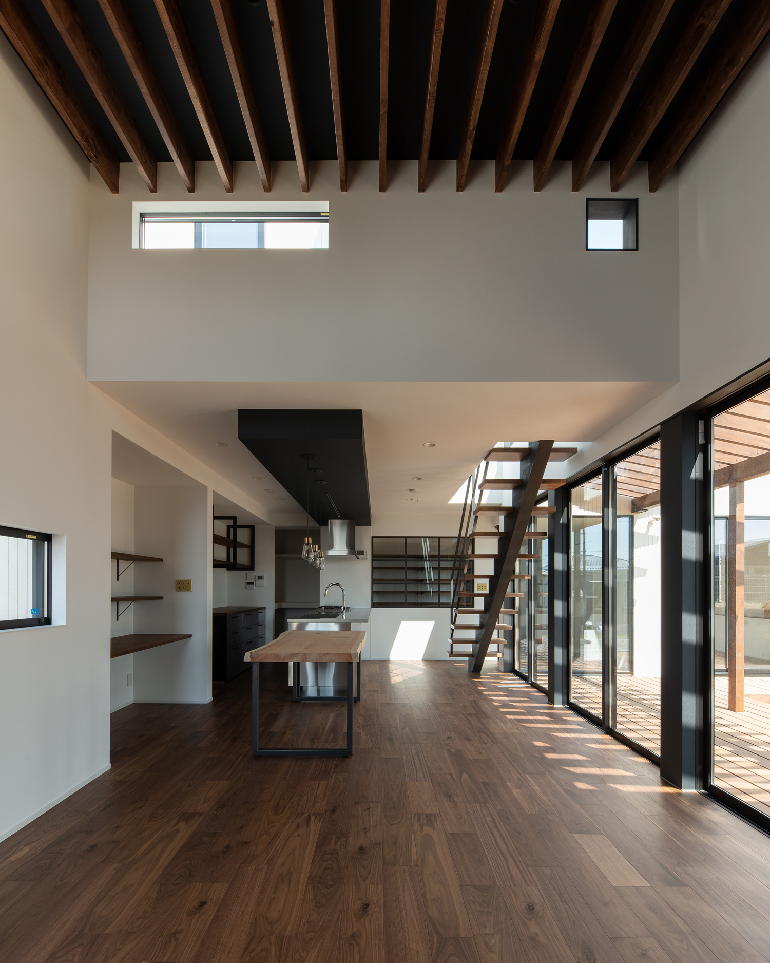 一部がルーバーの高天井となったLDK・デザイン住宅 注文住宅・デザイン住宅建築実例_『CASE609 パーゴラの家』_LDK