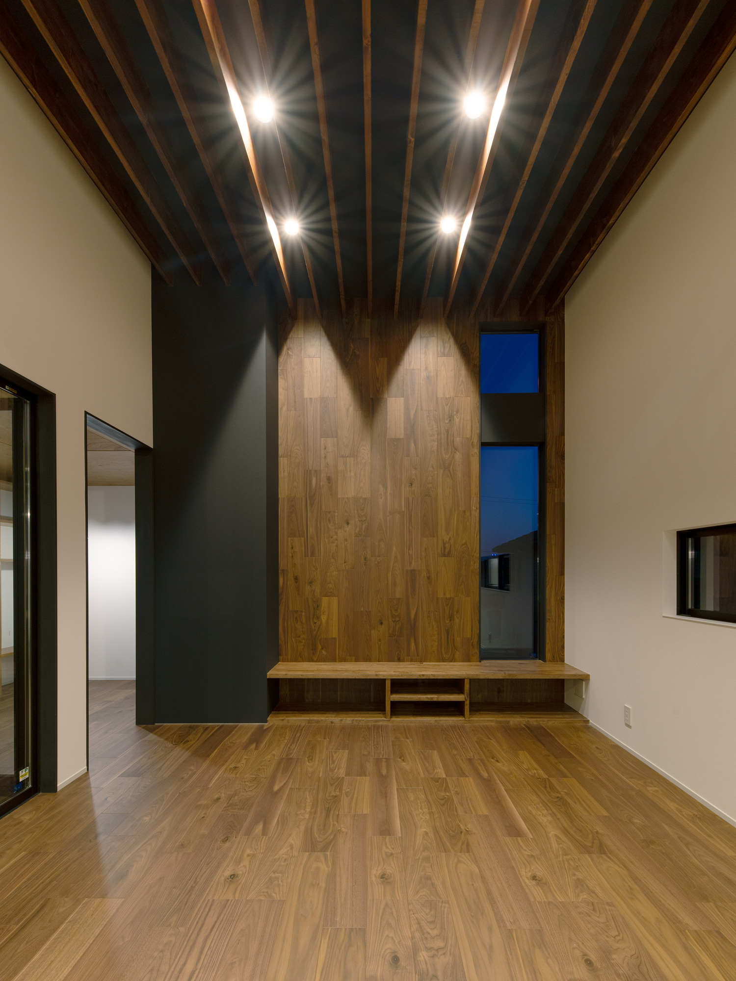 ルーバー天井の高天井にダウンライトが取り付けられた、木のアクセントウォールがあるLDK・デザイン住宅 注文住宅・デザイン住宅建築実例_『CASE609 パーゴラの家』_LDK