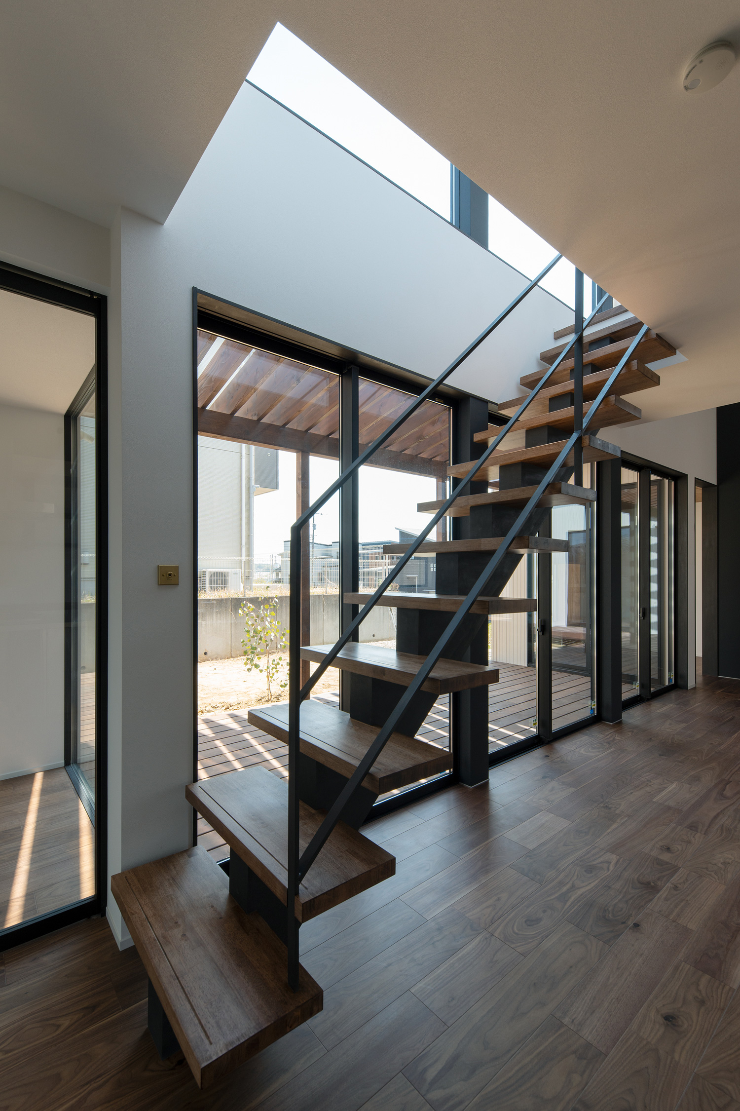 LDKの大開口窓の前にある、リビングインの木製のスケルトン階段・デザイン住宅 注文住宅・デザイン住宅建築実例_『CASE609 パーゴラの家』_階段