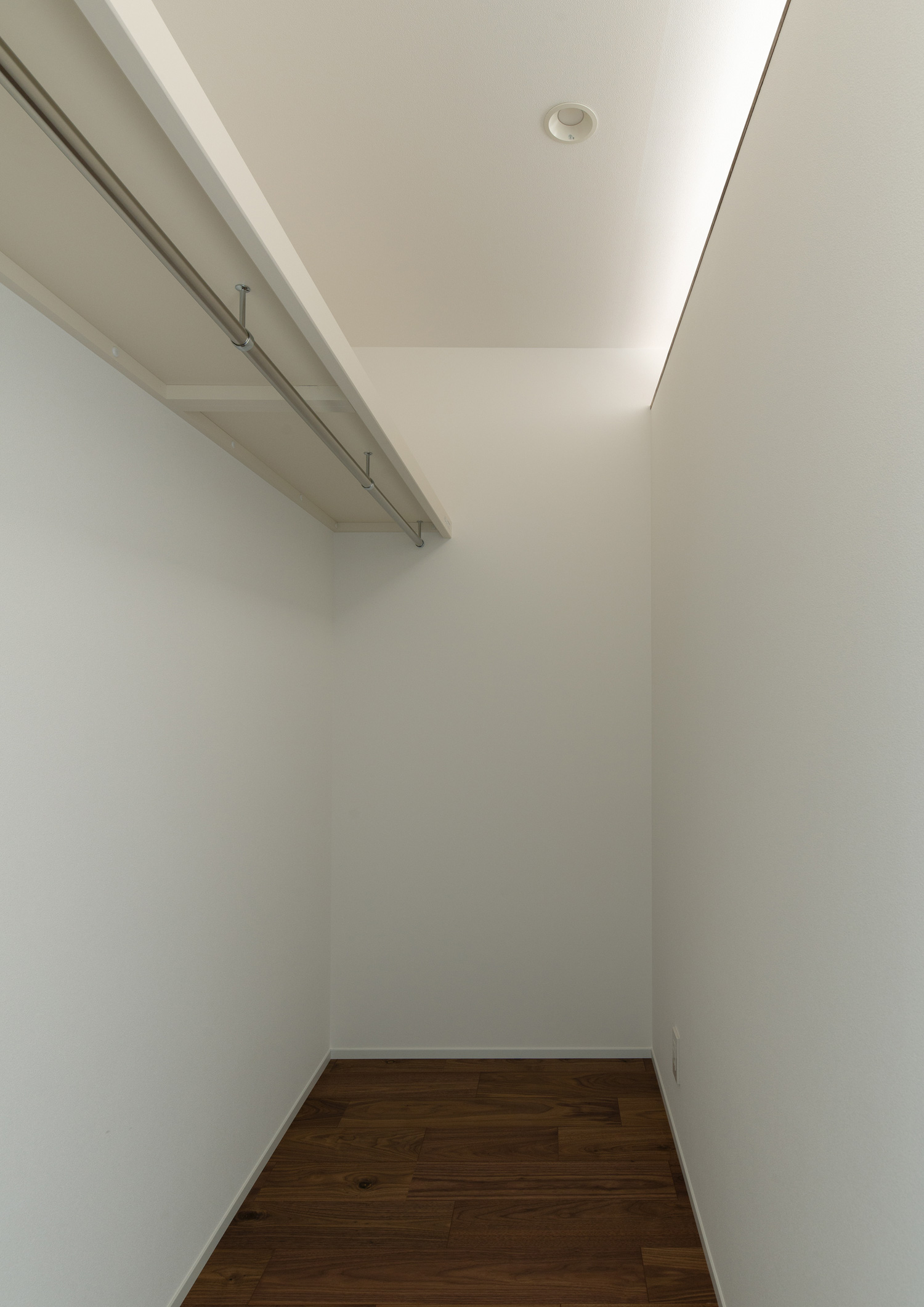 天井付近に間接照明を取り付けた寝室のウォークインクローゼット・デザイン住宅 注文住宅・デザイン住宅建築実例_『CASE609 パーゴラの家』_寝室