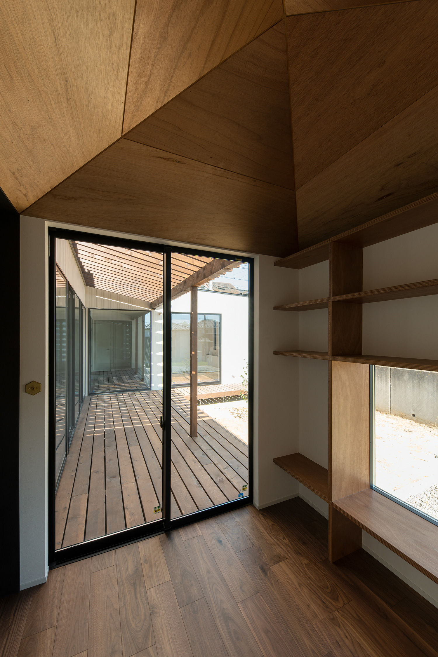 ウッドデッキとフラットに繋がる窓がある木製の天井の書斎・デザイン住宅 注文住宅・デザイン住宅建築実例_『CASE609 パーゴラの家』_書斎