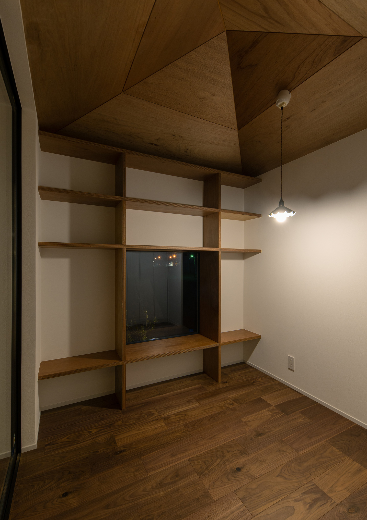 木製の天井からペンダントライトが一つ吊り下げられた壁付け棚のある書斎・デザイン住宅 注文住宅・デザイン住宅建築実例_『CASE609 パーゴラの家』_書斎