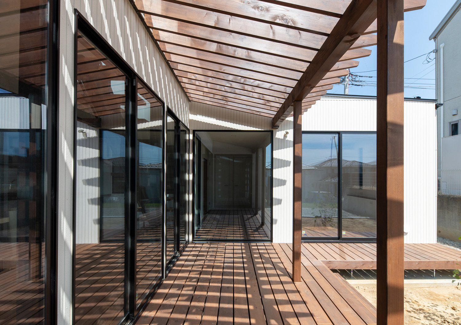 室内と繋がる窓に囲まれたパーゴラのあるウッドデッキ・デザイン住宅 注文住宅・デザイン住宅建築実例_『CASE609 パーゴラの家』_テラス・バルコニー