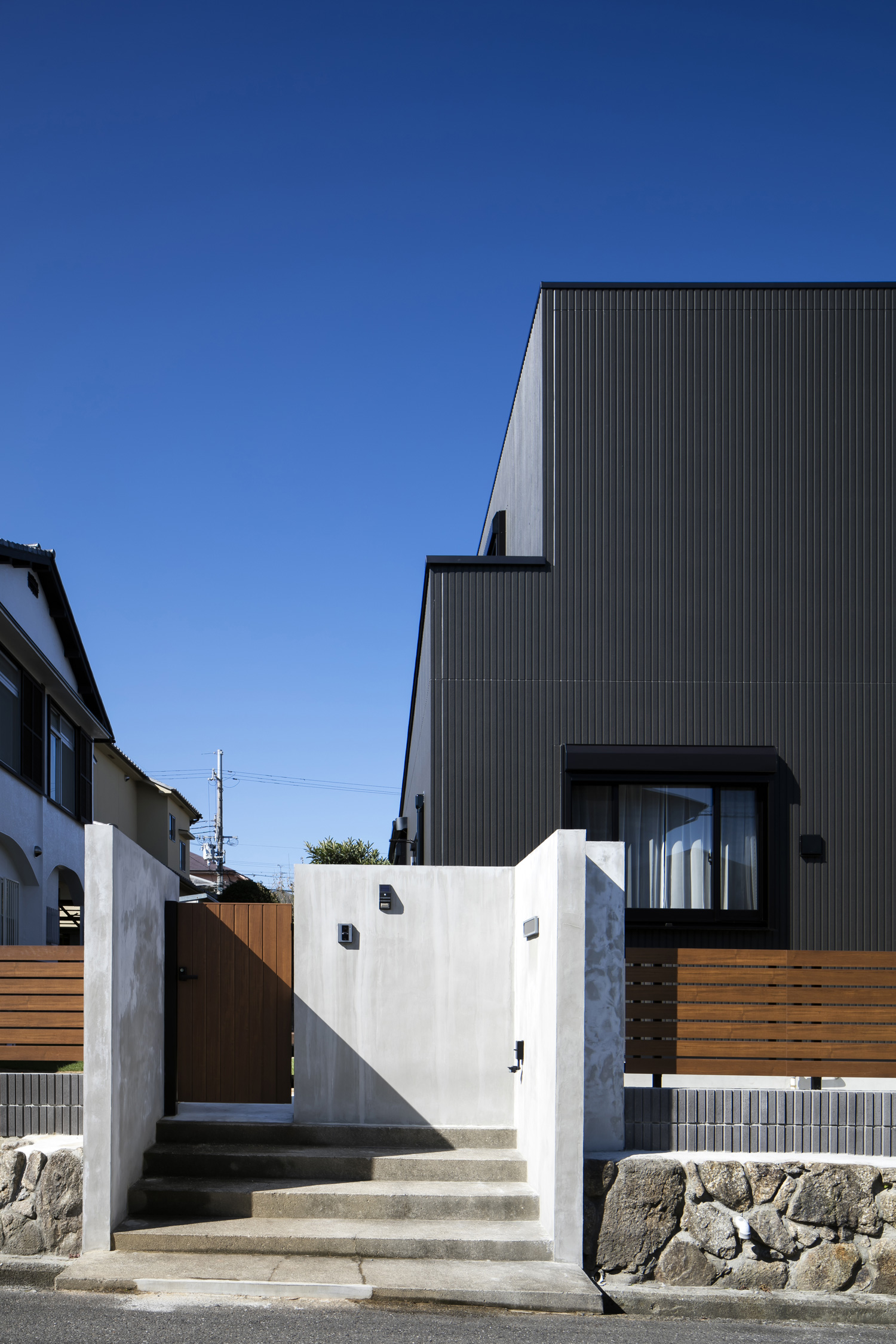 コンクリートの門扉を設けた階段の玄関アプローチ・デザイン住宅 注文住宅・デザイン住宅建築実例_『CASE610 Lagom hus ちょうどいい家』_外観