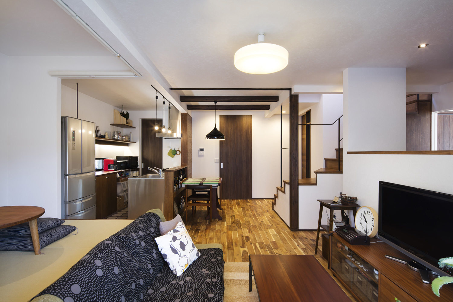 様々なペンダントライトが取り付けられたフローリングのLDK・デザイン住宅 注文住宅・デザイン住宅建築実例_『CASE610 Lagom hus ちょうどいい家』_LDK