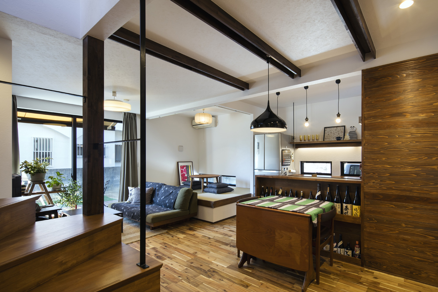 部分的に梁見せ天井としたLDK・デザイン住宅 注文住宅・デザイン住宅建築実例_『CASE610 Lagom hus ちょうどいい家』_LDK