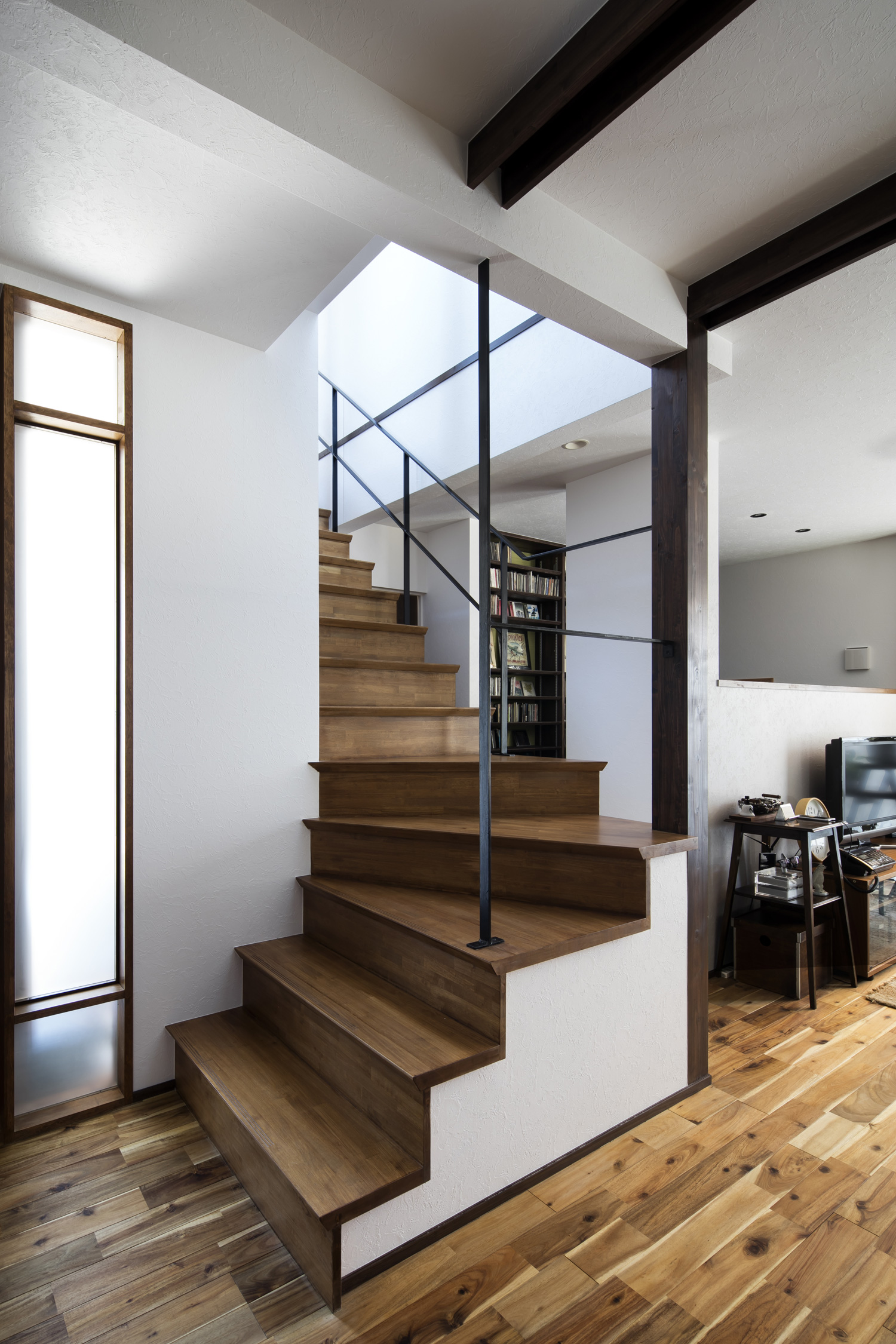 アイアンの手すりがついた木製の箱型階段・デザイン住宅 注文住宅・デザイン住宅建築実例_『CASE610 Lagom hus ちょうどいい家』_階段