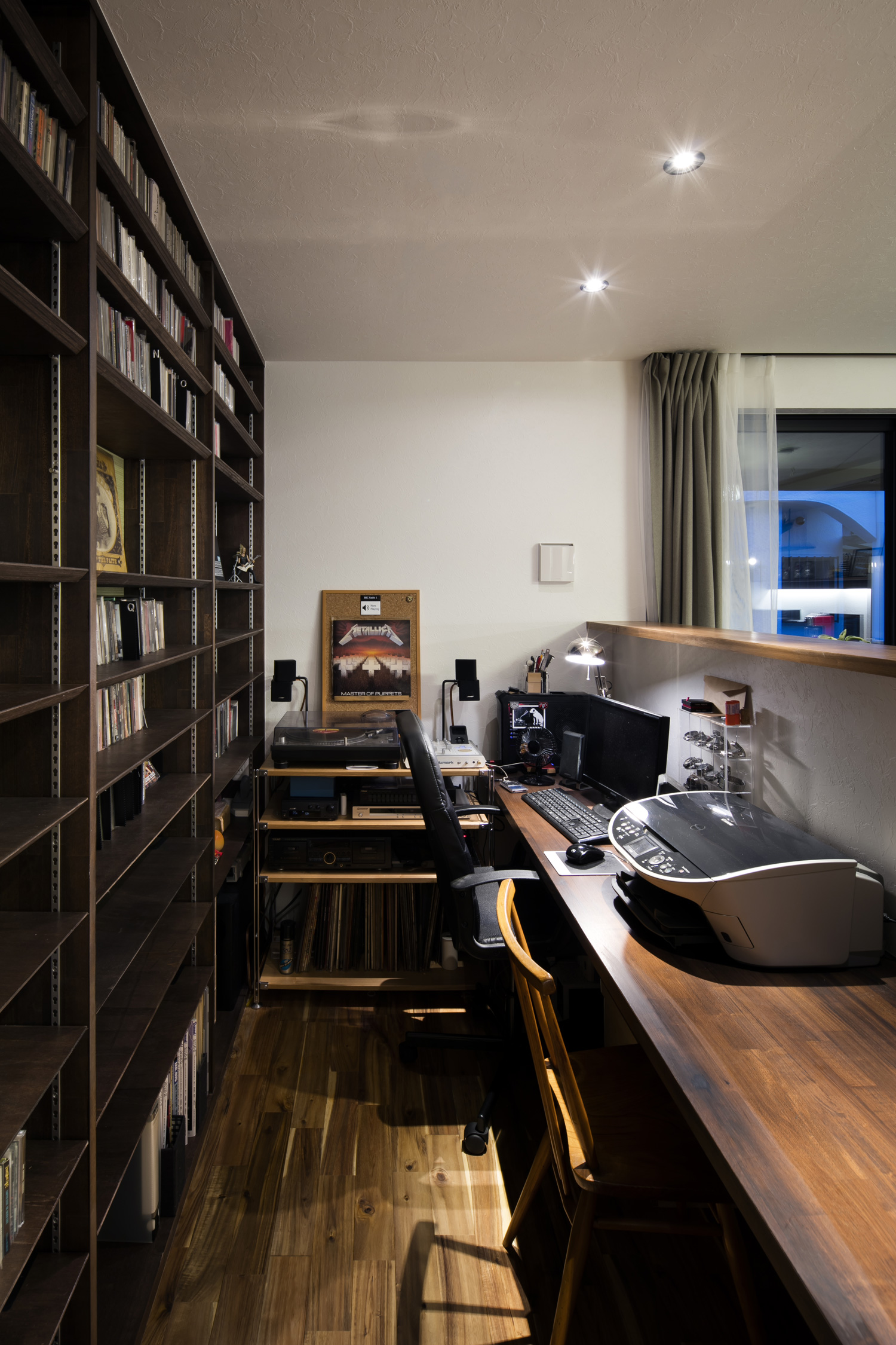 壁付けデスクの背面に壁面収納を設けた書斎・デザイン住宅 注文住宅・デザイン住宅建築実例_『CASE610 Lagom hus ちょうどいい家』_書斎