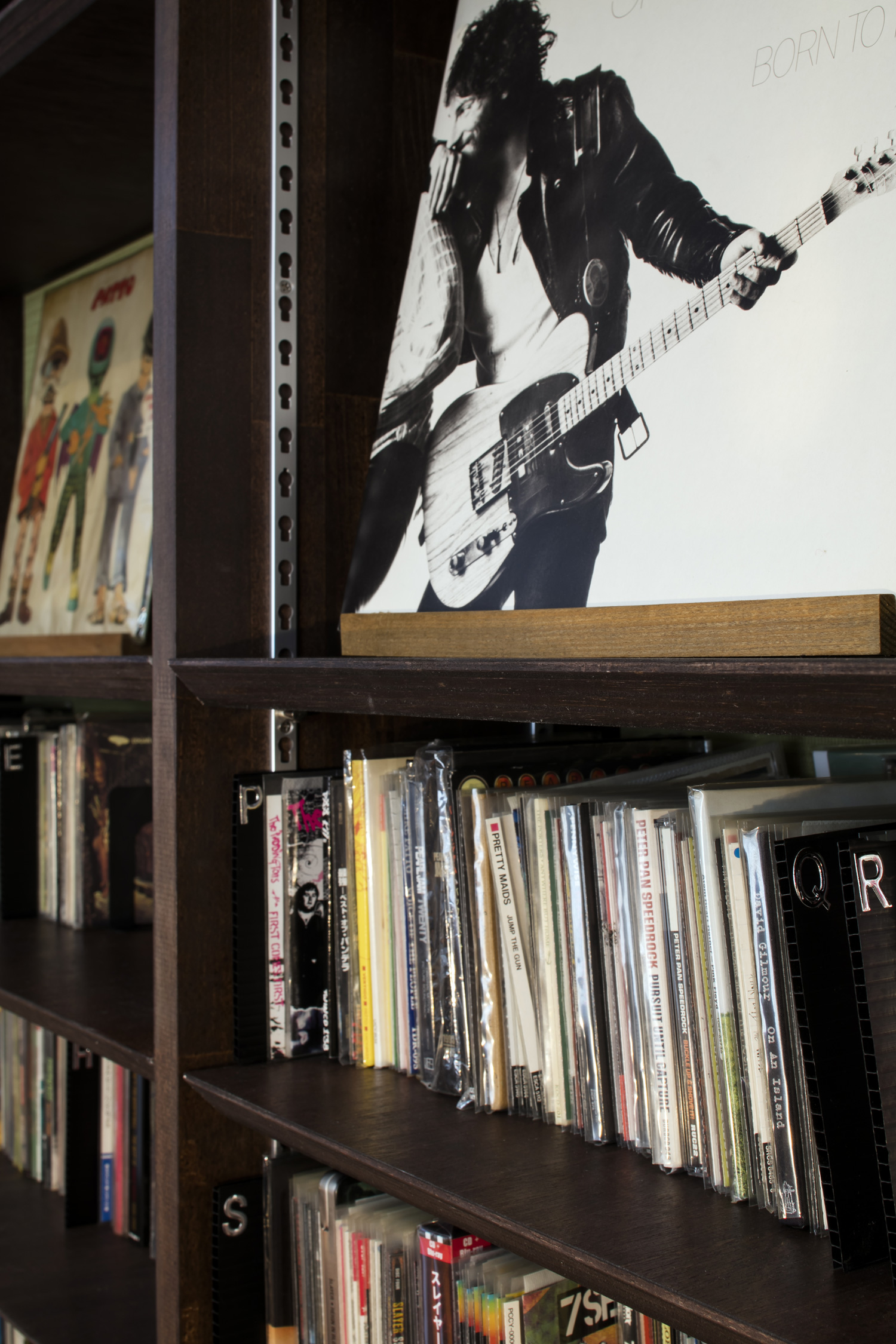 CDやレコードをディスプレイすることが出来る壁面収納・デザイン住宅 注文住宅・デザイン住宅建築実例_『CASE610 Lagom hus ちょうどいい家』_書斎