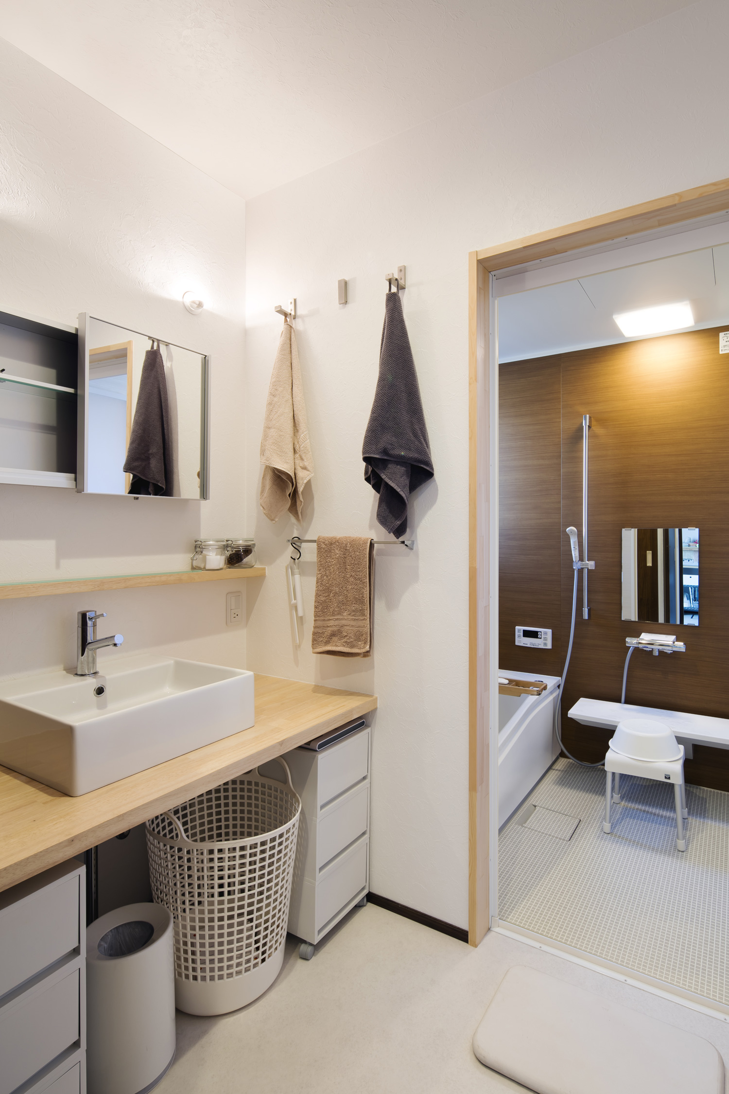 洗面所と浴室が繋がる様子・デザイン住宅 注文住宅・デザイン住宅建築実例_『CASE610 Lagom hus ちょうどいい家』_浴室・洗面所