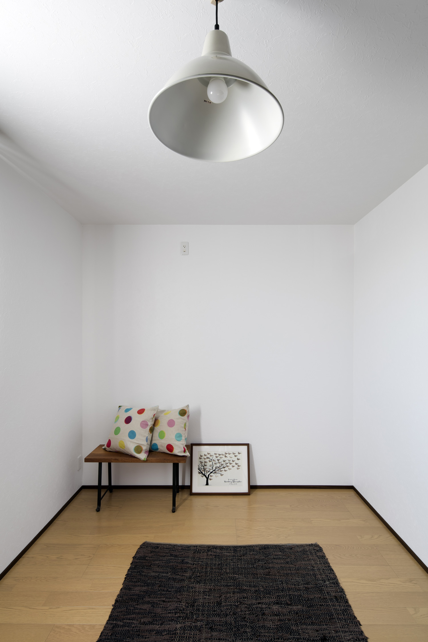 ペンダントライトを取り付けたフローリングのシンプルな個室・デザイン住宅 注文住宅・デザイン住宅建築実例_『CASE610 Lagom hus ちょうどいい家』_フリースペース