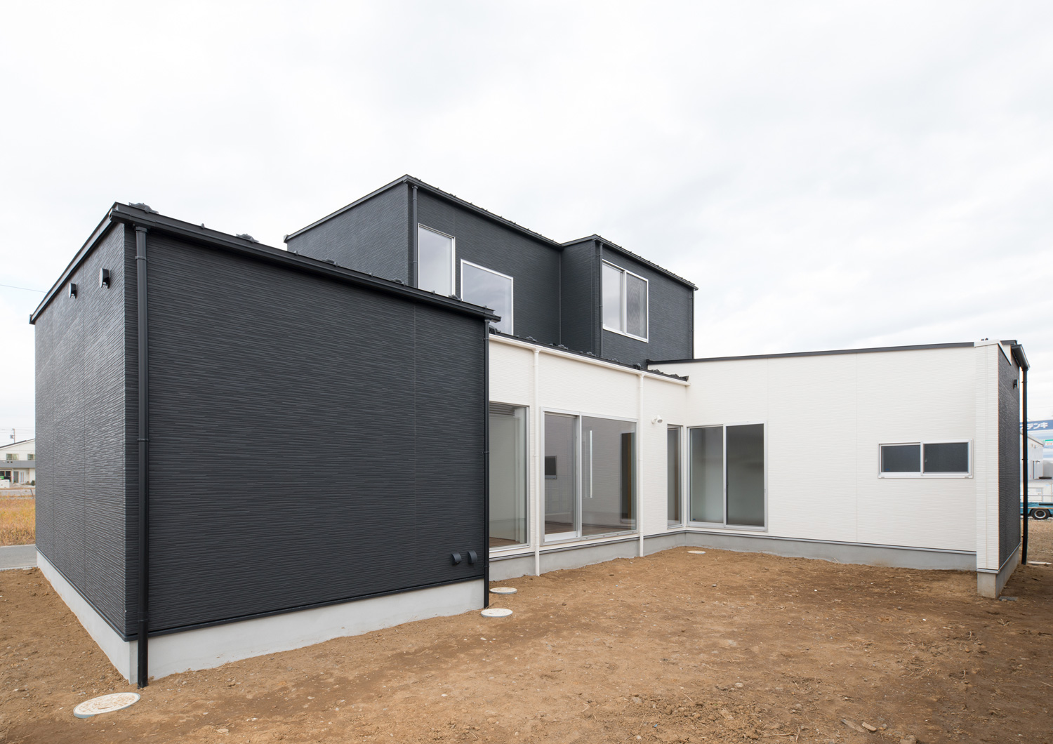 外壁が白と黒で塗り分けられた住宅・デザイン住宅 注文住宅・デザイン住宅建築実例_『CASE611 黒曜×石英』_外観