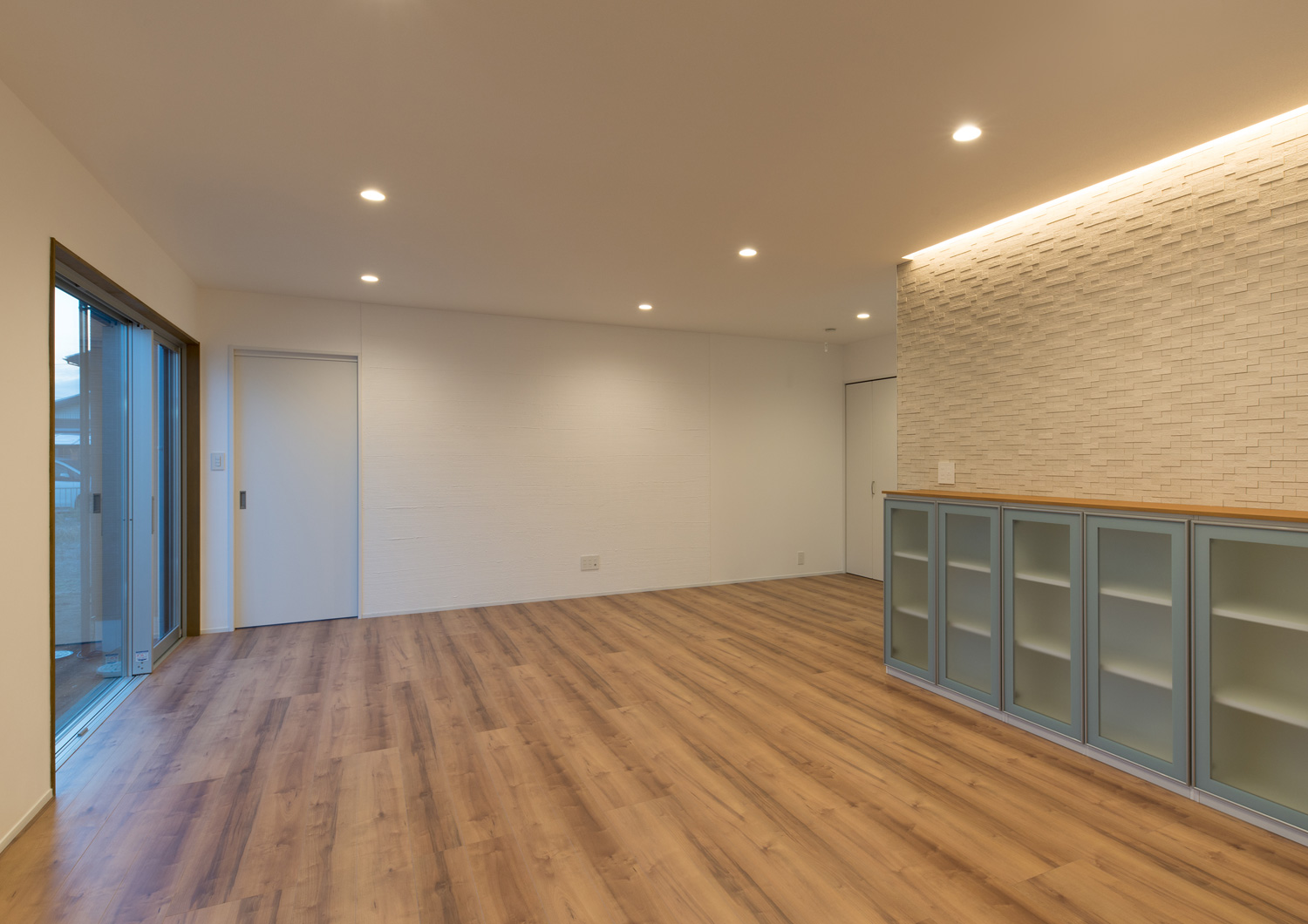 白い壁に同化するように白い扉を取り付けたLDK・デザイン住宅 注文住宅・デザイン住宅建築実例_『CASE611 黒曜×石英』_LDK