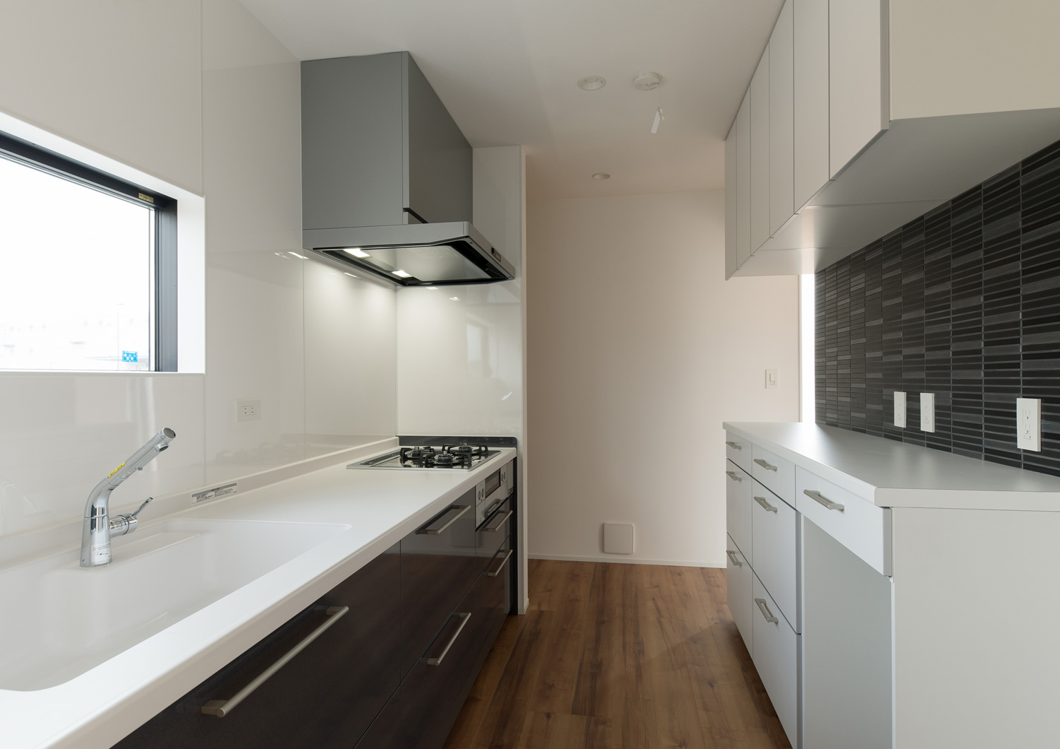 モノトーンでまとめられたクローズドキッチン・デザイン住宅 注文住宅・デザイン住宅建築実例_『CASE611 黒曜×石英』_キッチン