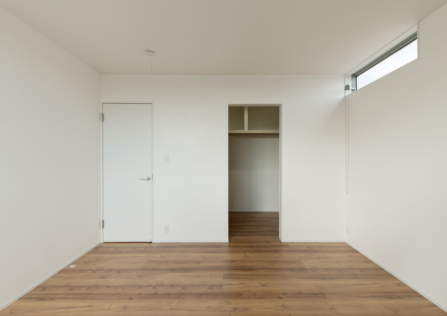 ウォークインクローゼットがある天井近くにスリット窓を設けた寝室・デザイン住宅 注文住宅・デザイン住宅建築実例_『CASE611 黒曜×石英』_寝室