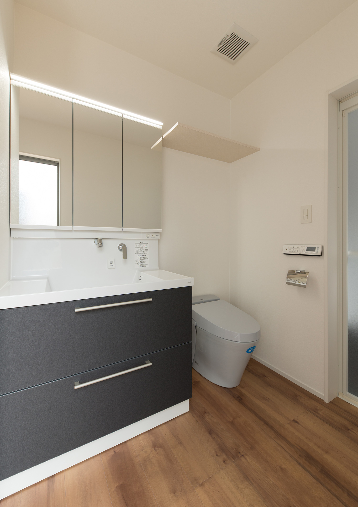 洗面所とトイレが一体となった空間・デザイン住宅 注文住宅・デザイン住宅建築実例_『CASE611 黒曜×石英』_浴室・洗面所