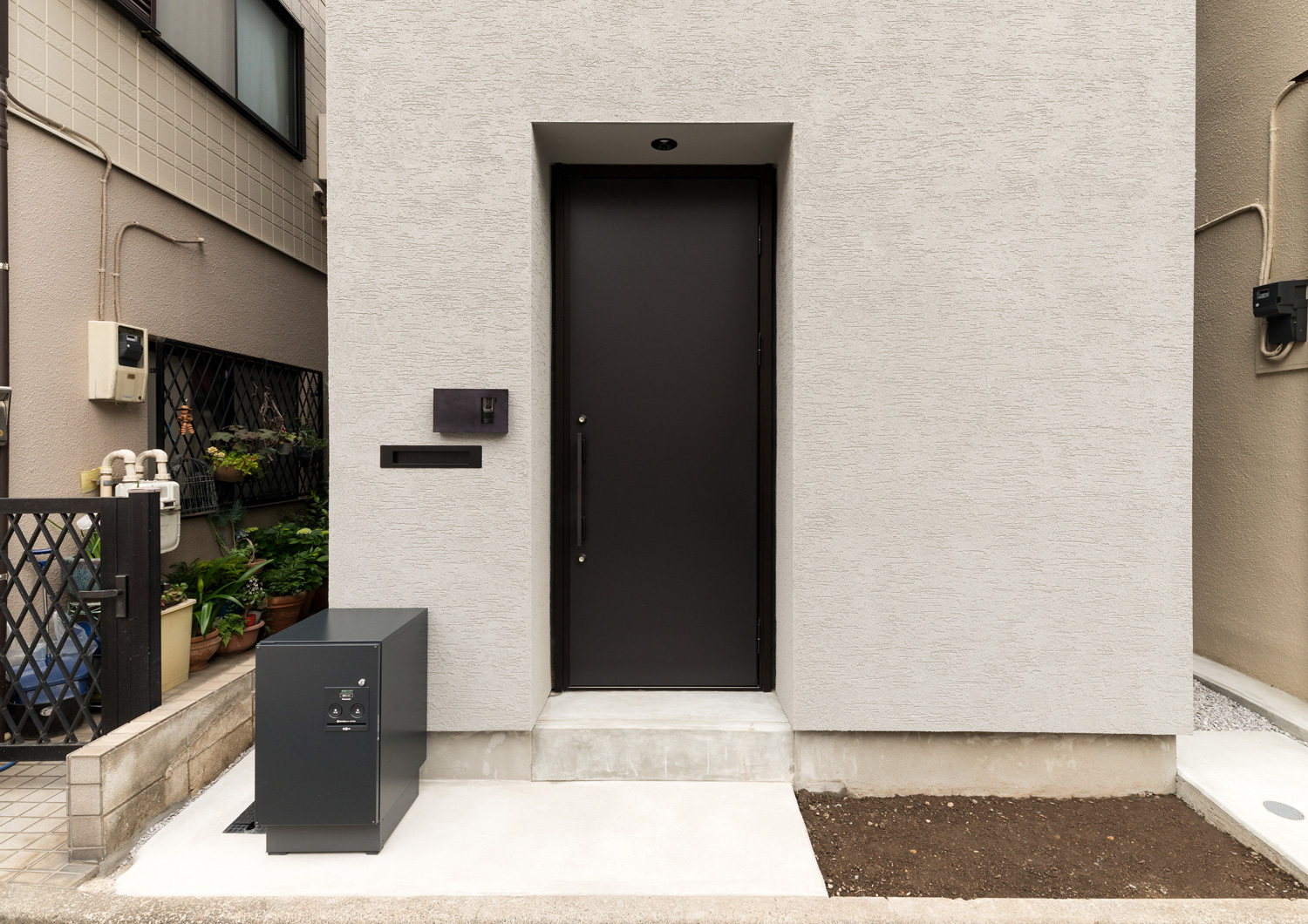 宅配ボックスを置いた玄関ポーチ・デザイン住宅 注文住宅・デザイン住宅建築実例_『CASE612 たなのいえ』_外観