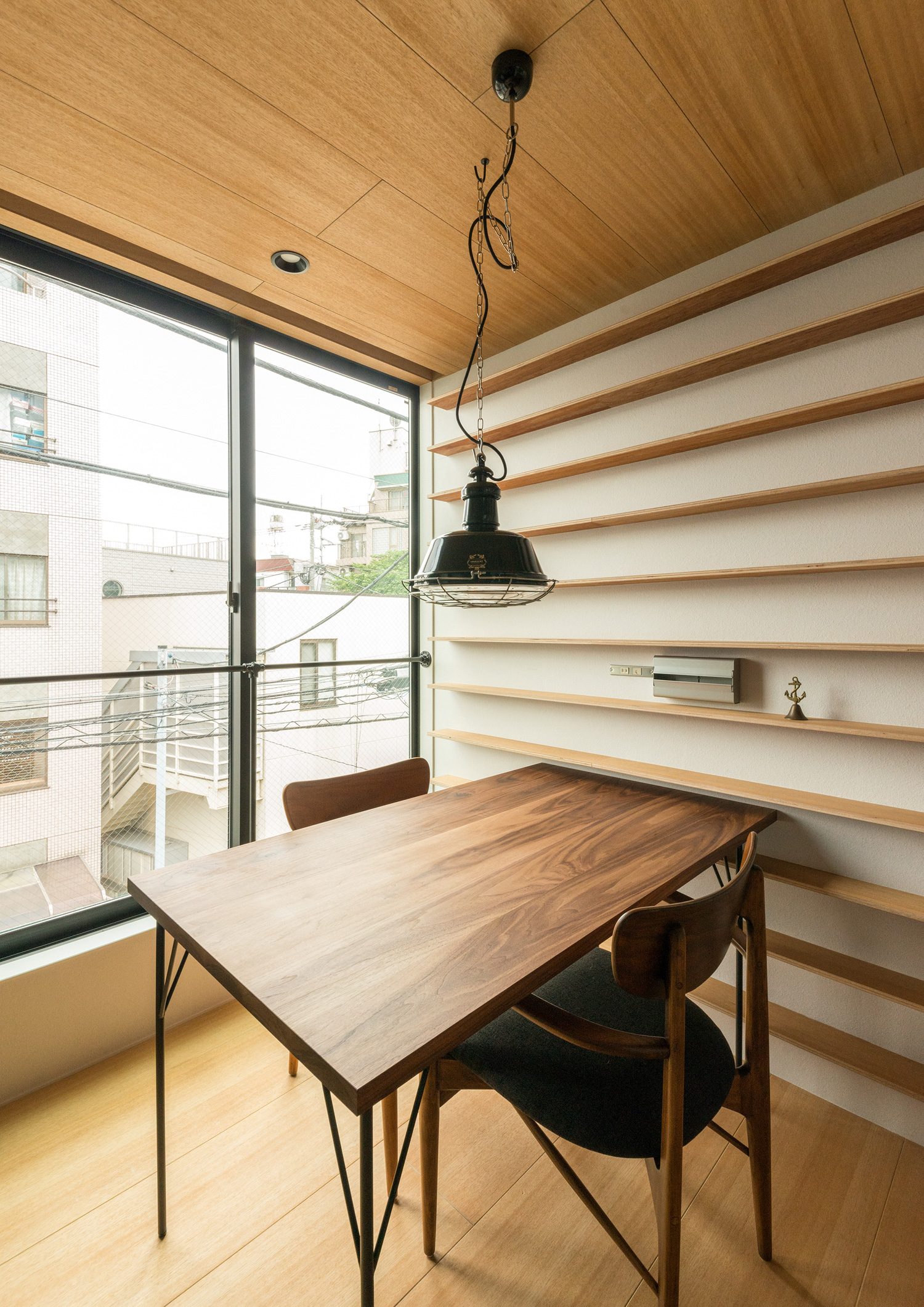 木の壁付け棚が設けられた、木のダイニングテーブルがあるLDK・デザイン住宅 注文住宅・デザイン住宅建築実例_『CASE612 たなのいえ』_LDK